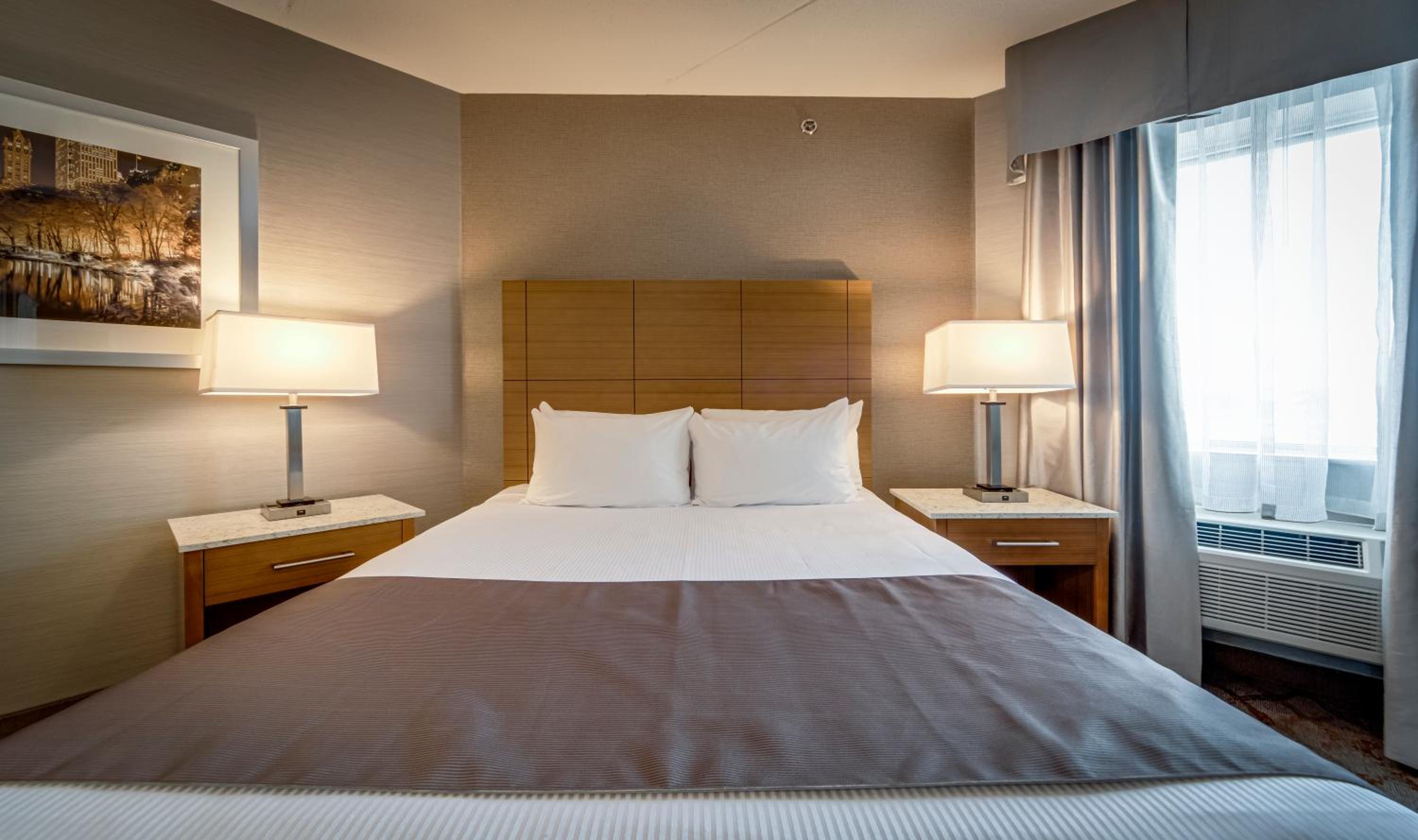 Deluxe Queen Suite with Jetted Tub and Living Room - Photo 8