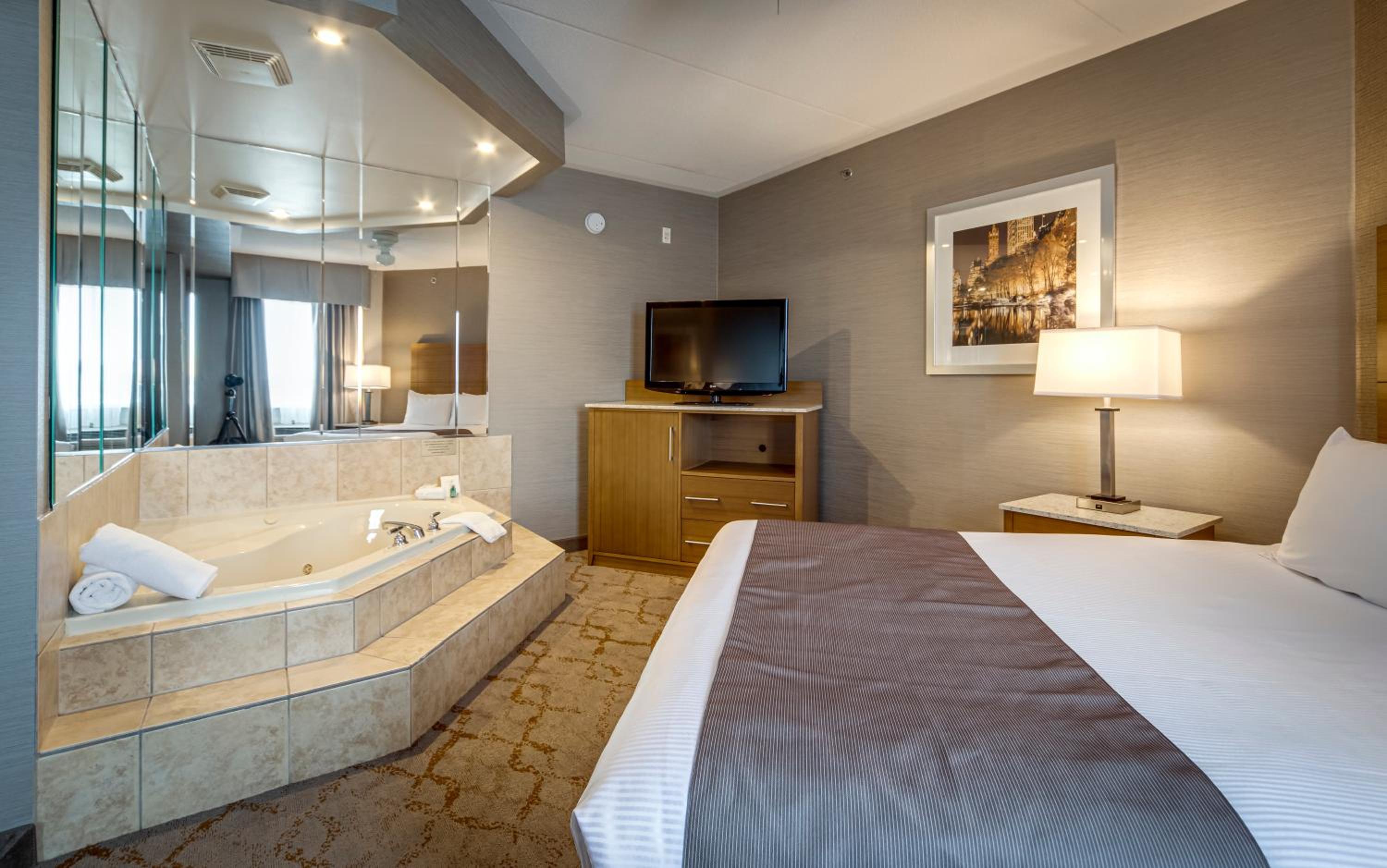 Deluxe Queen Suite with Jetted Tub and Living Room - Photo 9