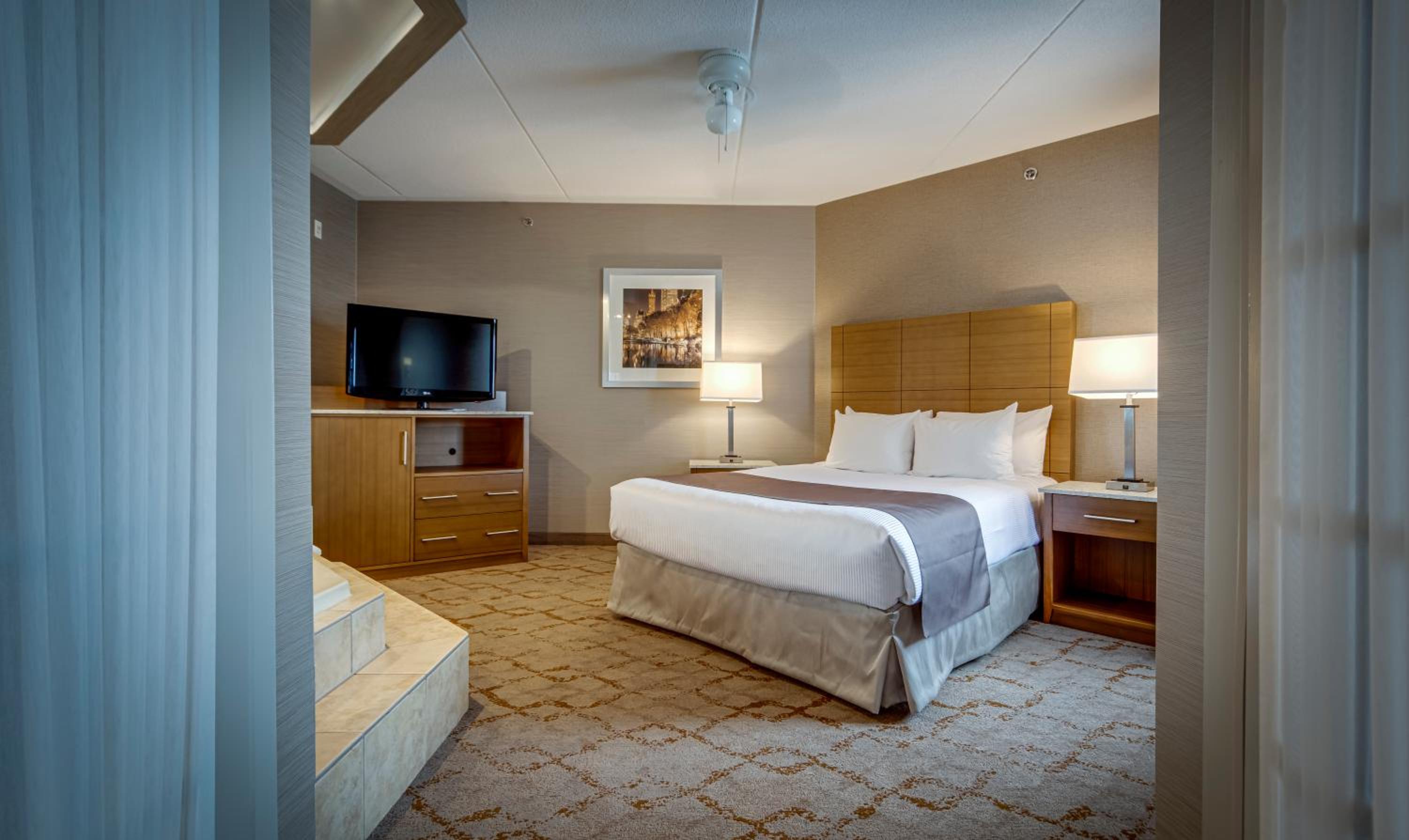 Deluxe Queen Suite with Jetted Tub and Living Room - Photo 10