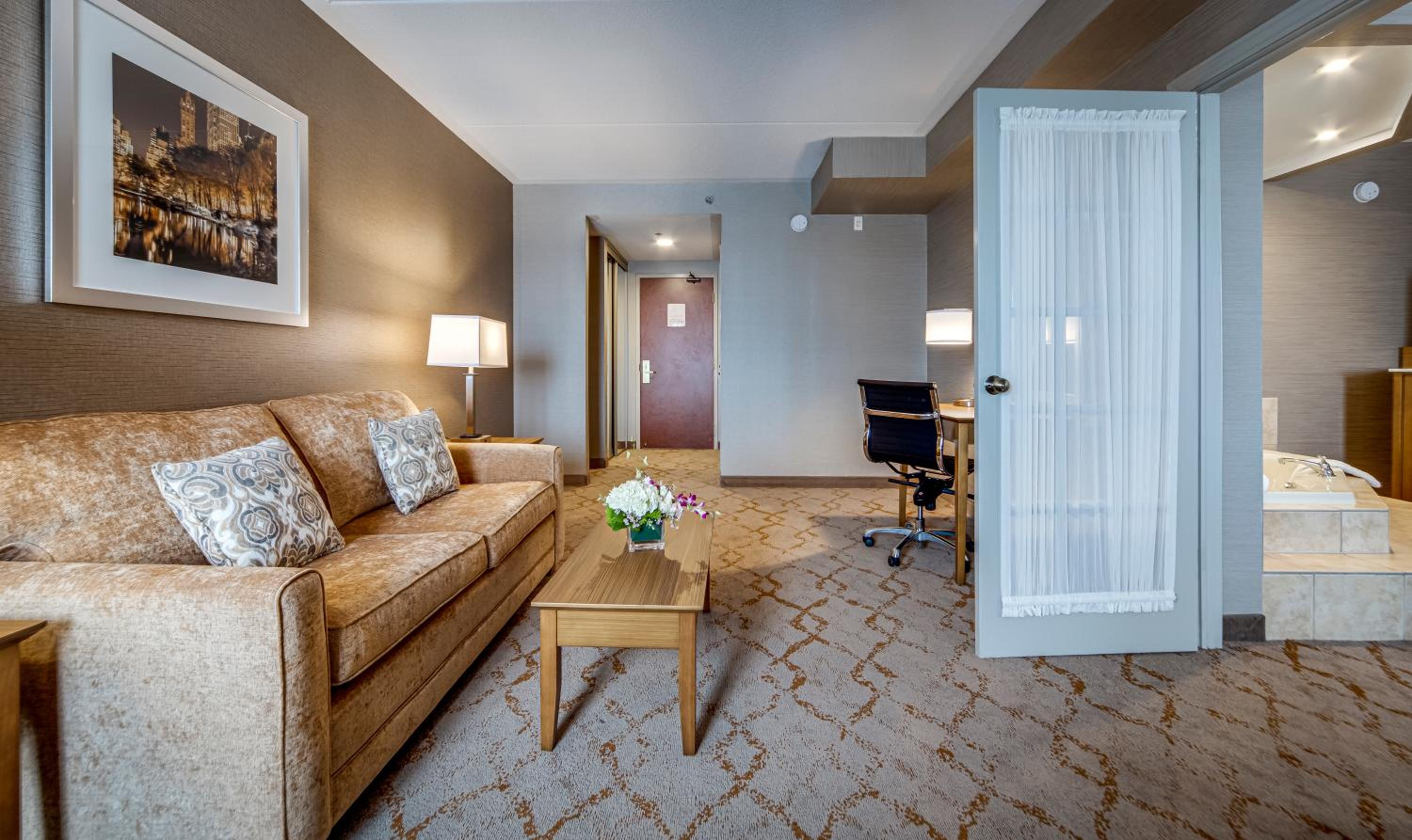 Deluxe Queen Suite with Jetted Tub and Living Room - Photo 12
