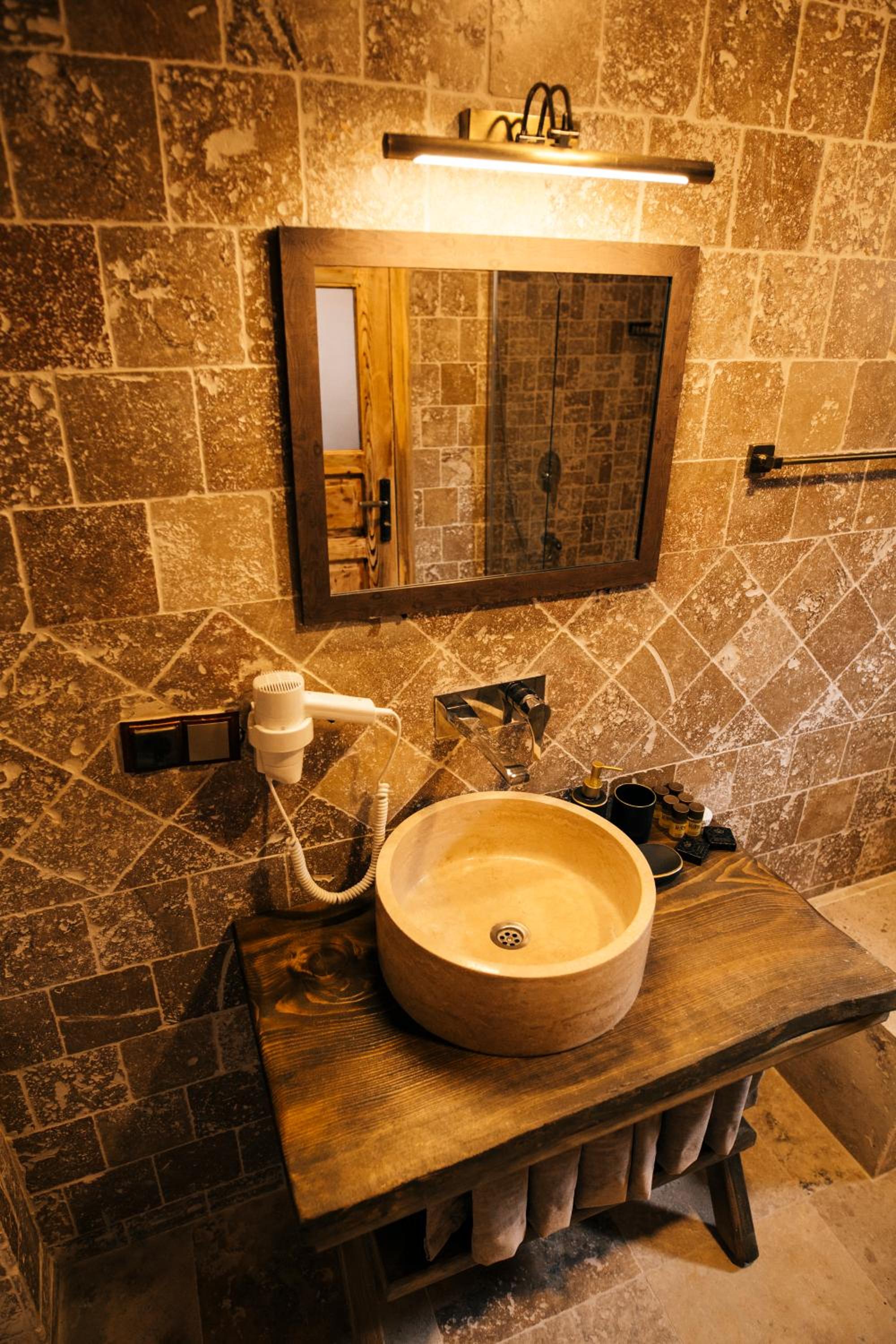 Deluxe Room - Photo 11