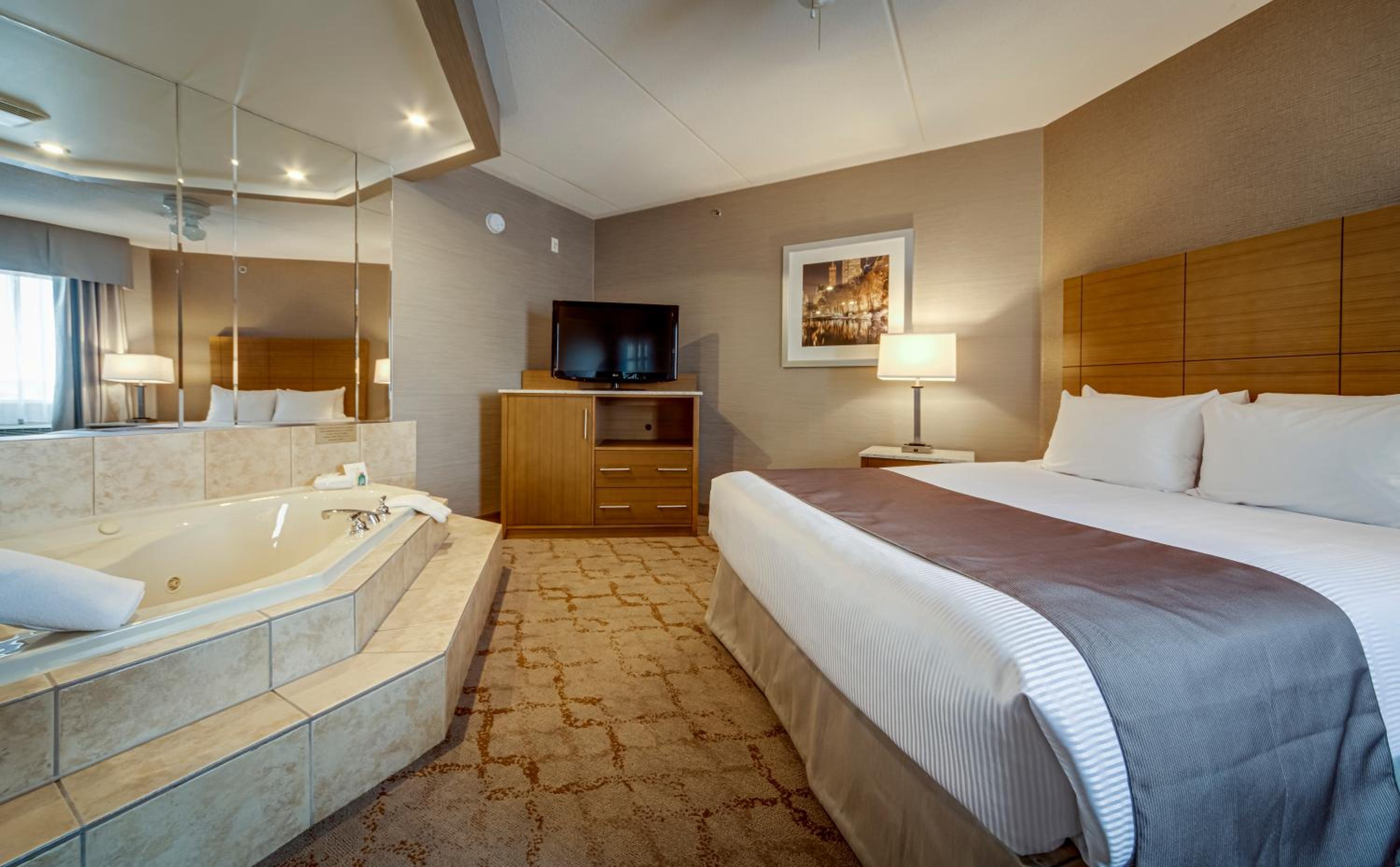 Deluxe Queen Suite with Jetted Tub and Living Room - Photo 4