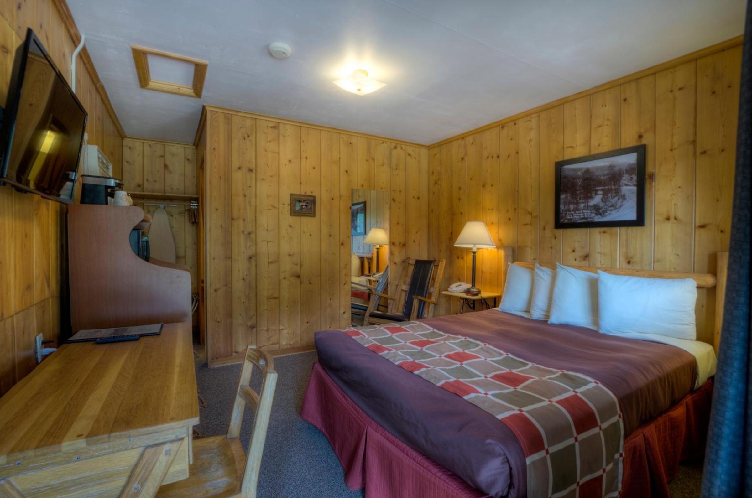 Pioneer Room- 1 Queen Bed (4 Plex)