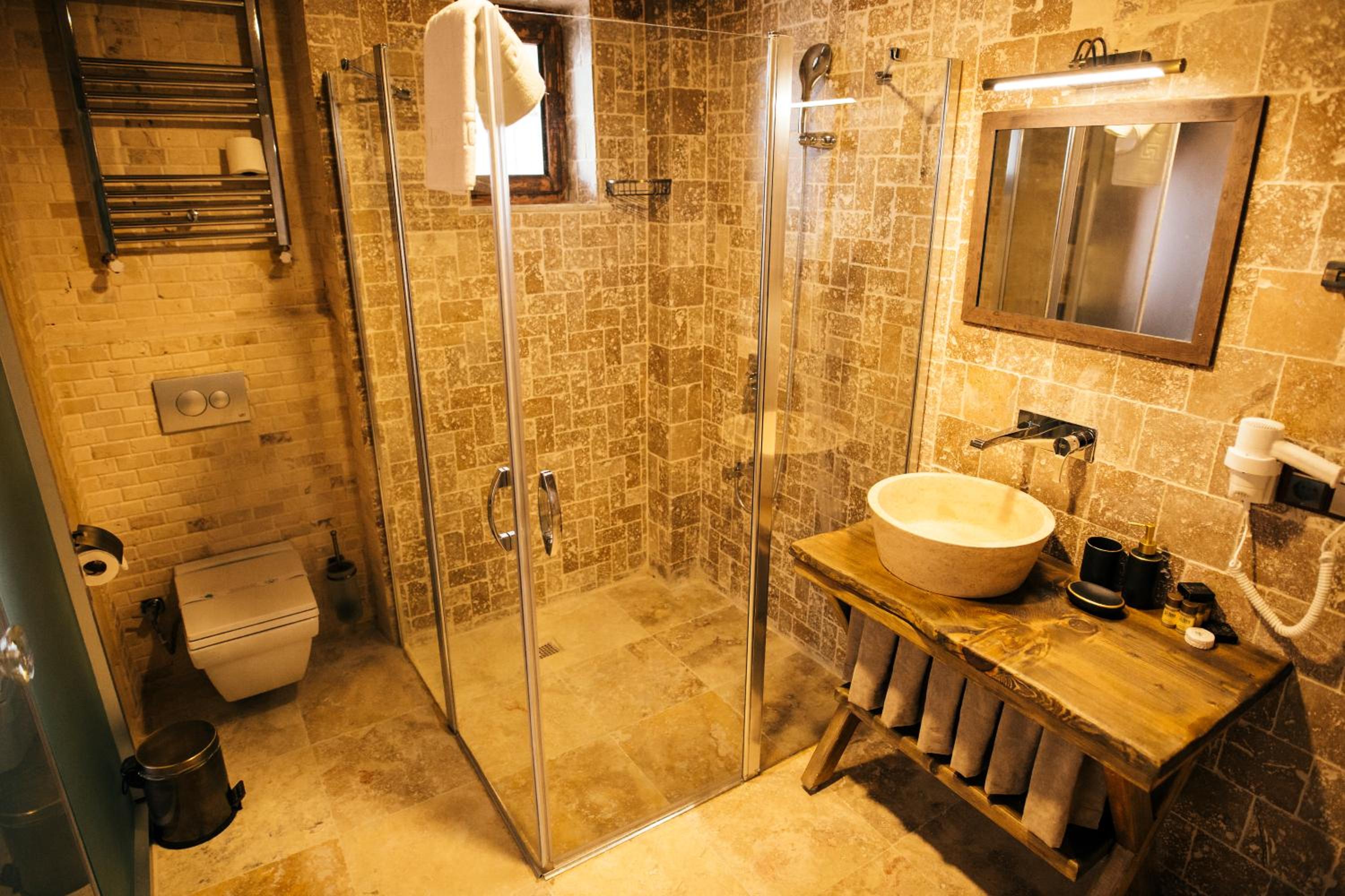 Deluxe Double Room with Balcony - Photo 4