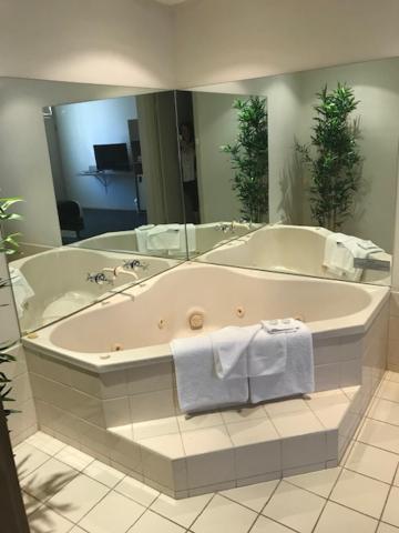 Queen Room with Spa Bath photo 2