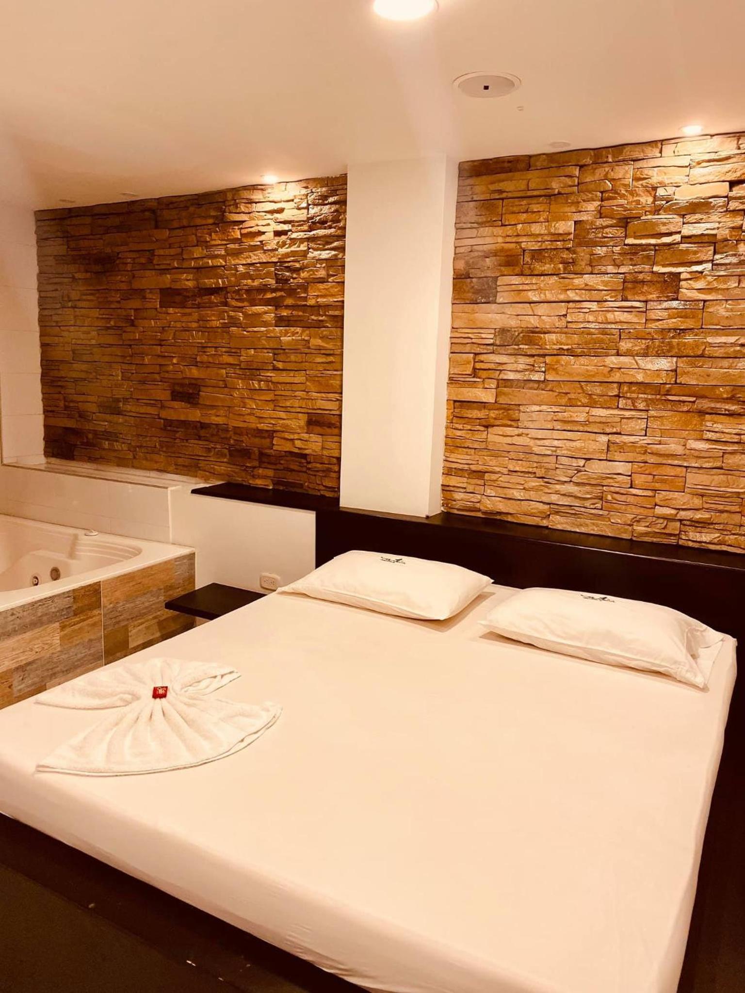 Deluxe Suite with Spa Bath photo 2
