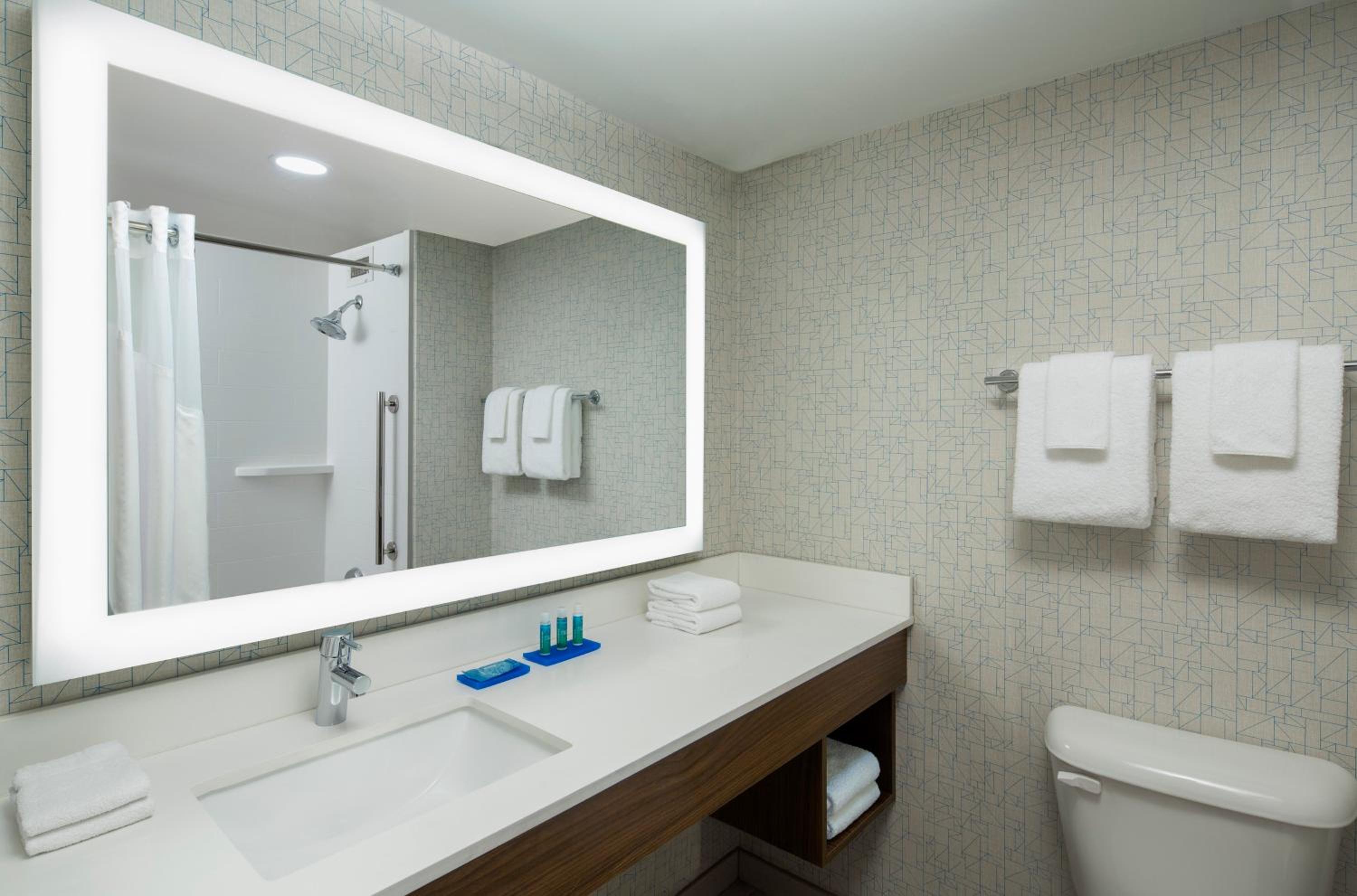 Standard Double Room with Two Double Beds and Accessible Tub - Mobility Access - Photo 4