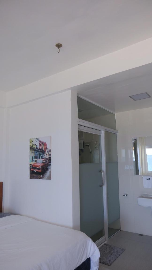 Standard Twin Room with Sea View - Photo 9
