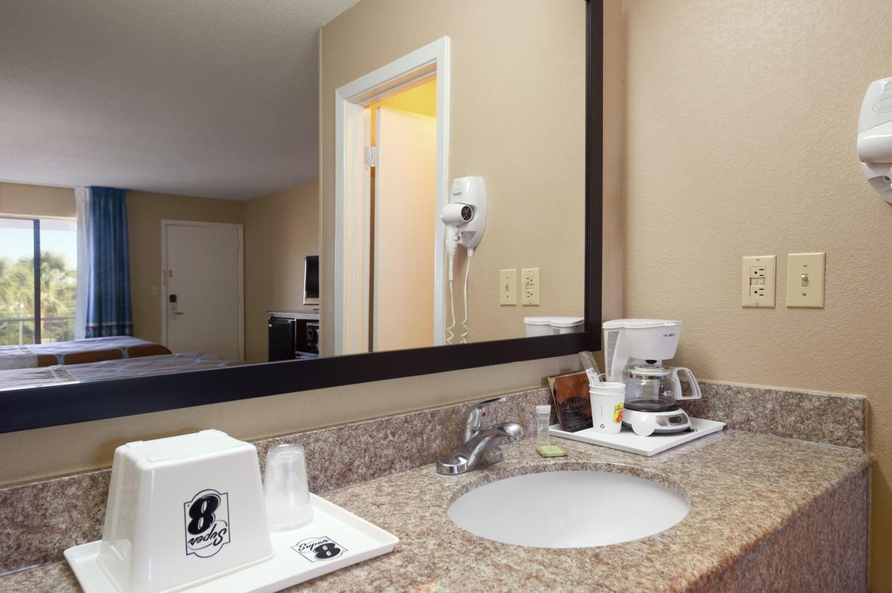 Deluxe Double Room With Two Double Beds - Non-Smoking photo 2
