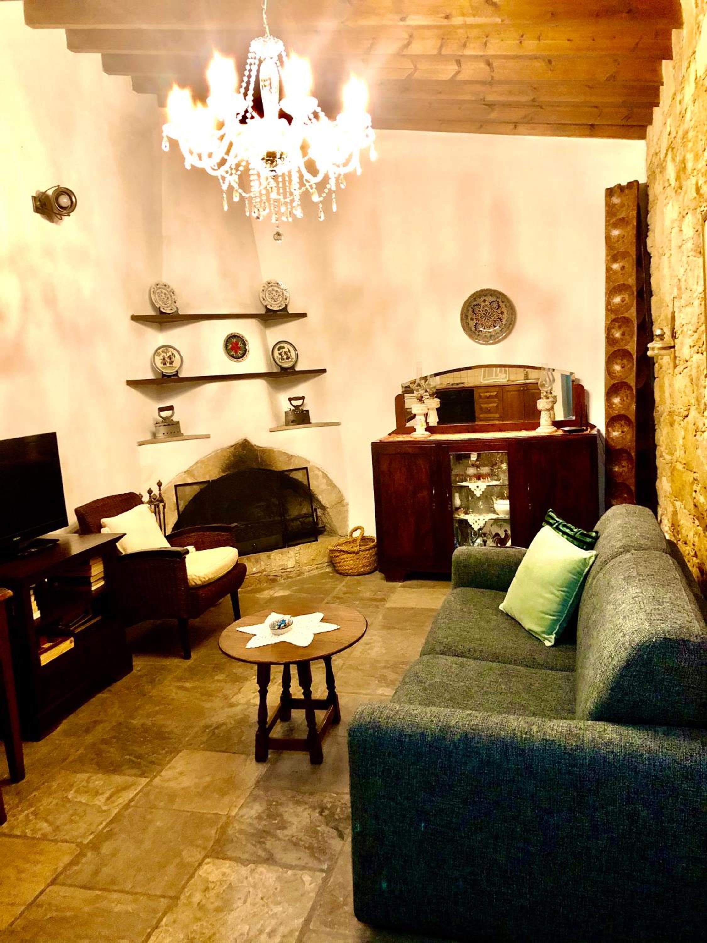One-Bedroom Apartment - Photo 2