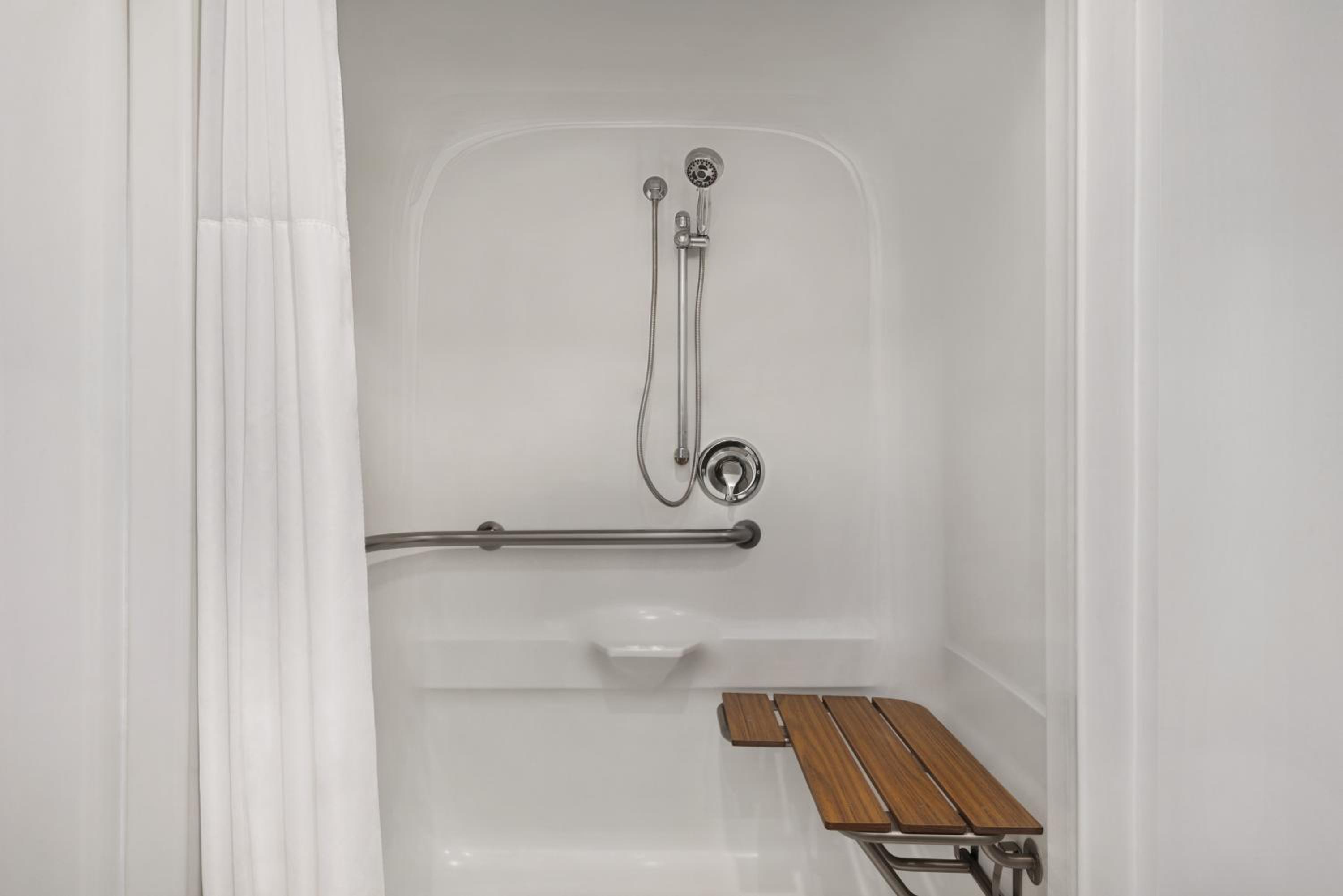 King Room with Roll-In Shower - Disability Access - Photo 5