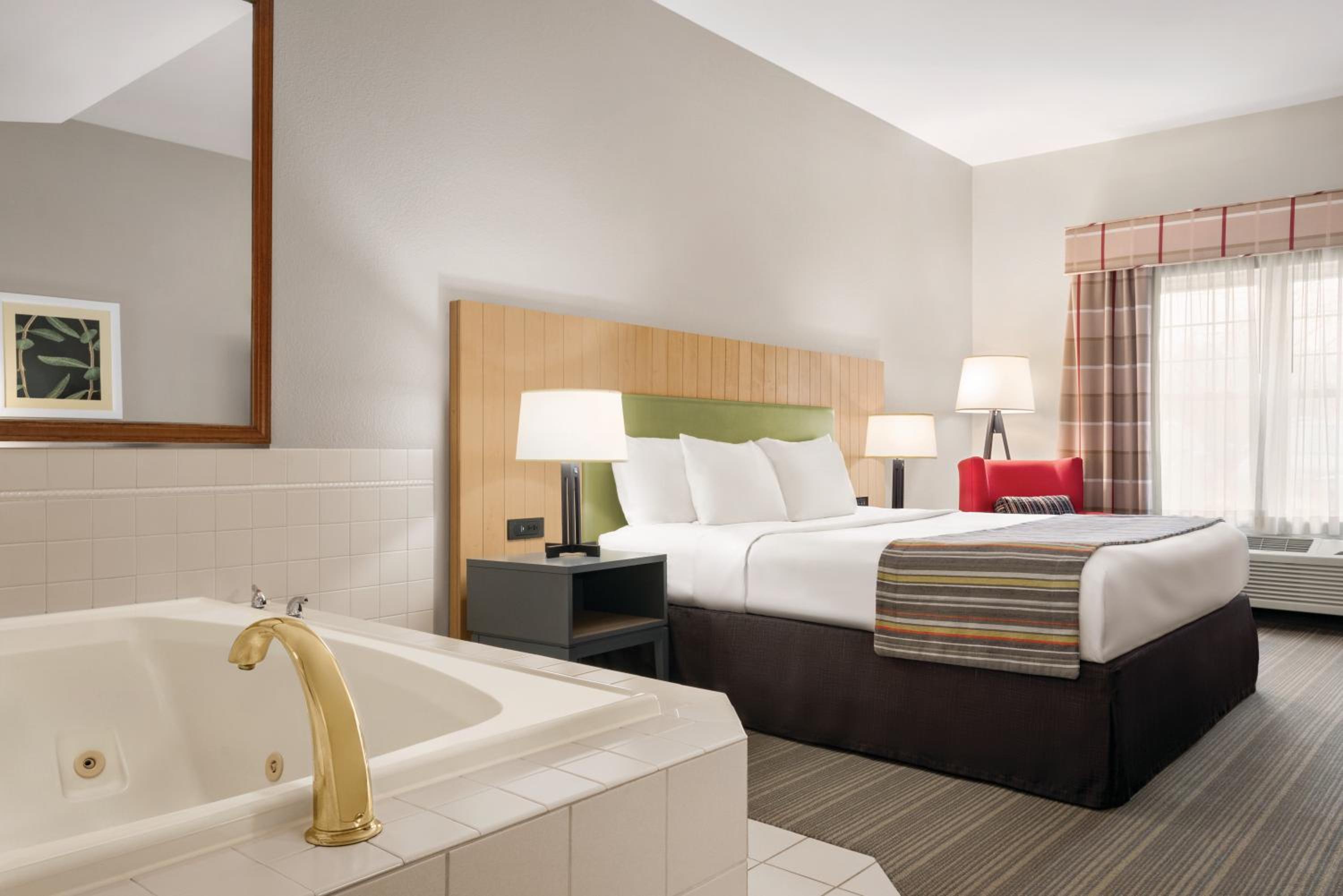 King Suite with Spa Bath - Disability Access - Photo 1