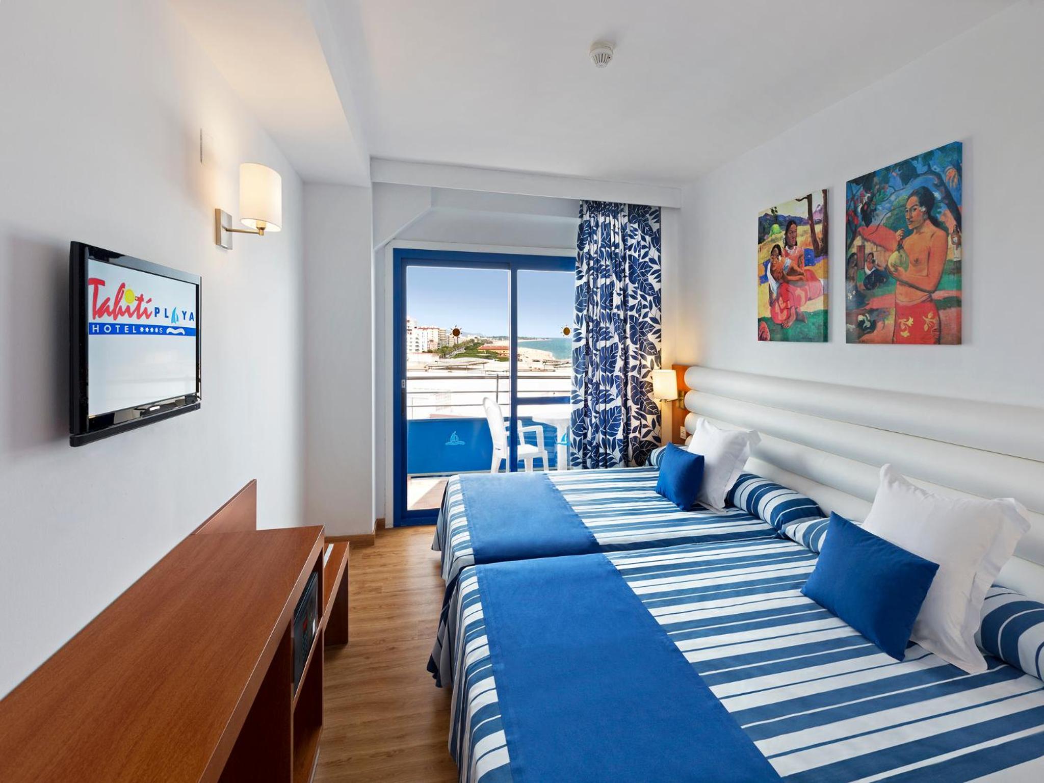 Habitación Doble Superior con Vista a la Piscina y al Mar (2 Adultos + 1 Niño)