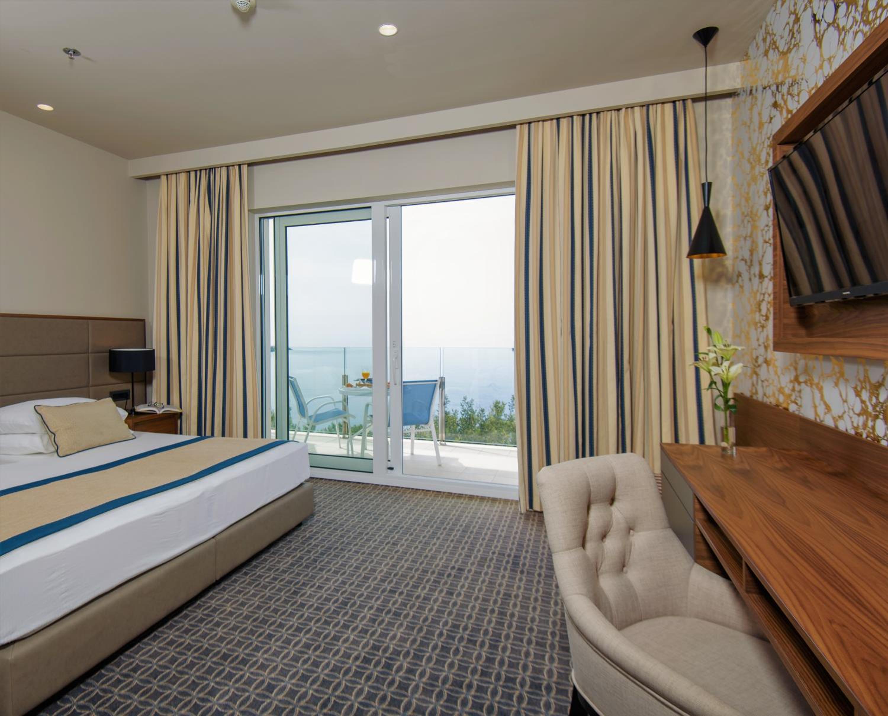 Luxury Sea View Room with Balcony thumbnail 5