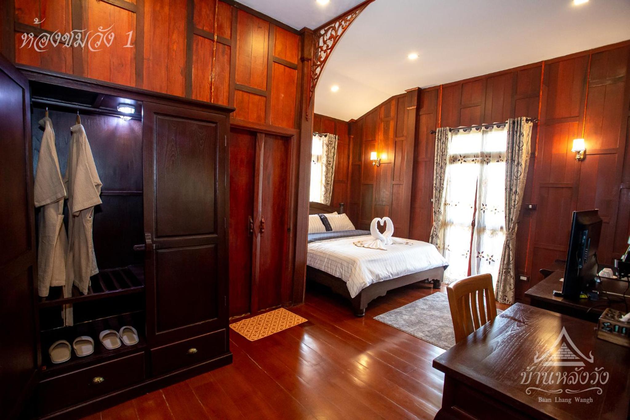 King Room with Balcony - Photo 11