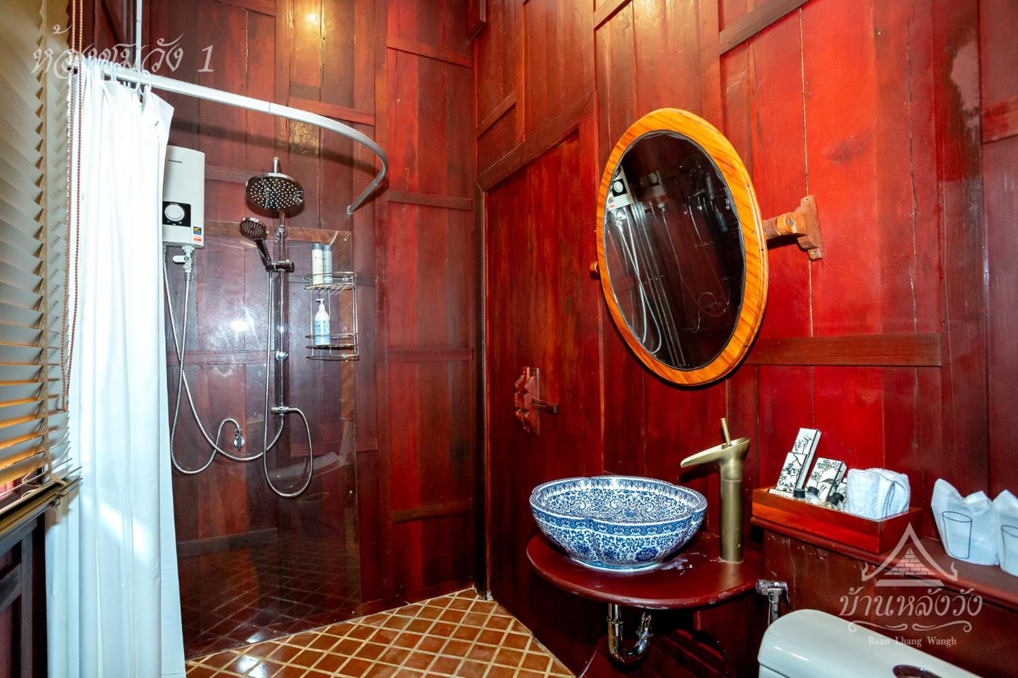 King Room with Balcony - Photo 10