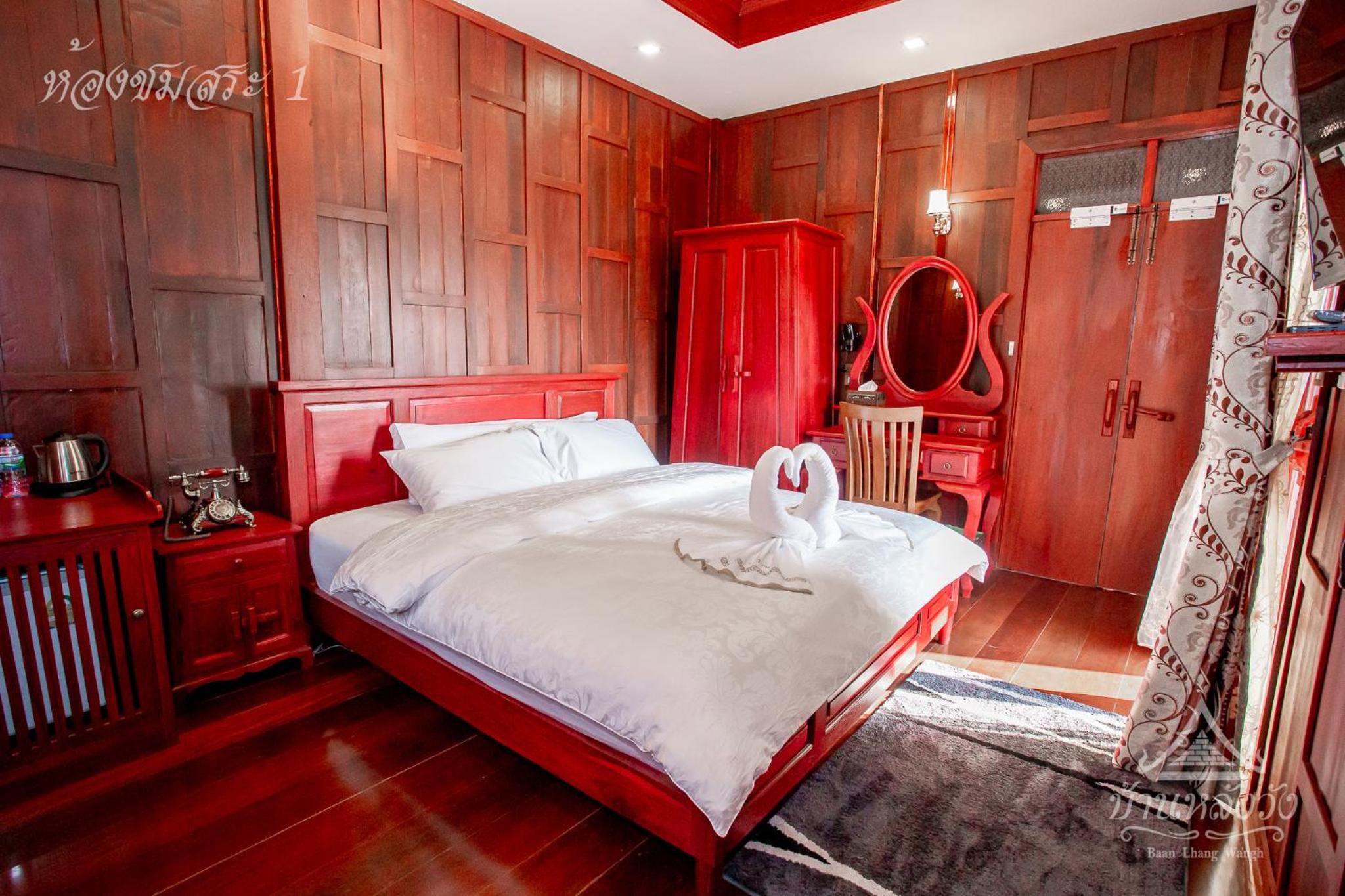 King Room with Balcony - Photo 8