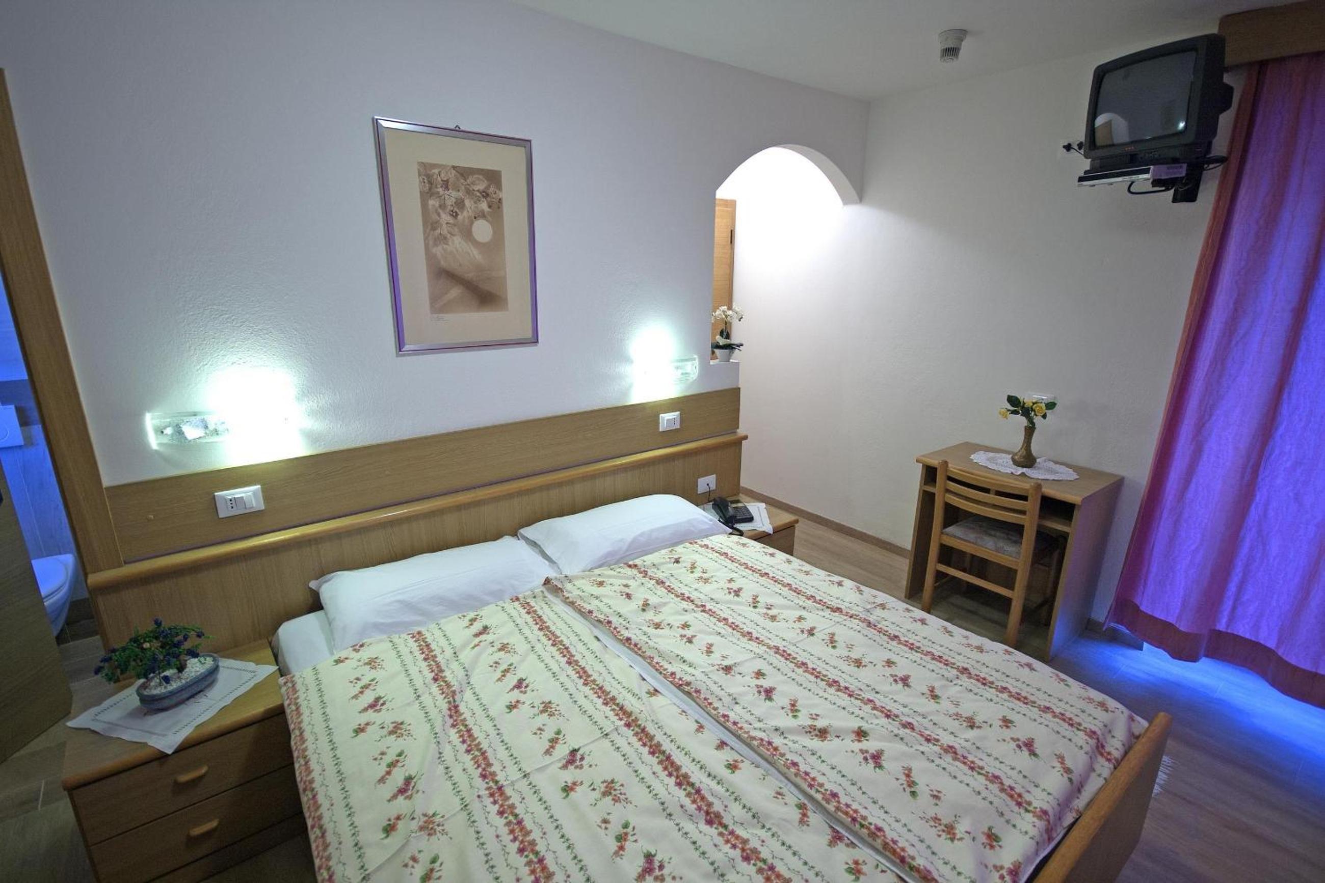 Double or Twin Room - Photo 4