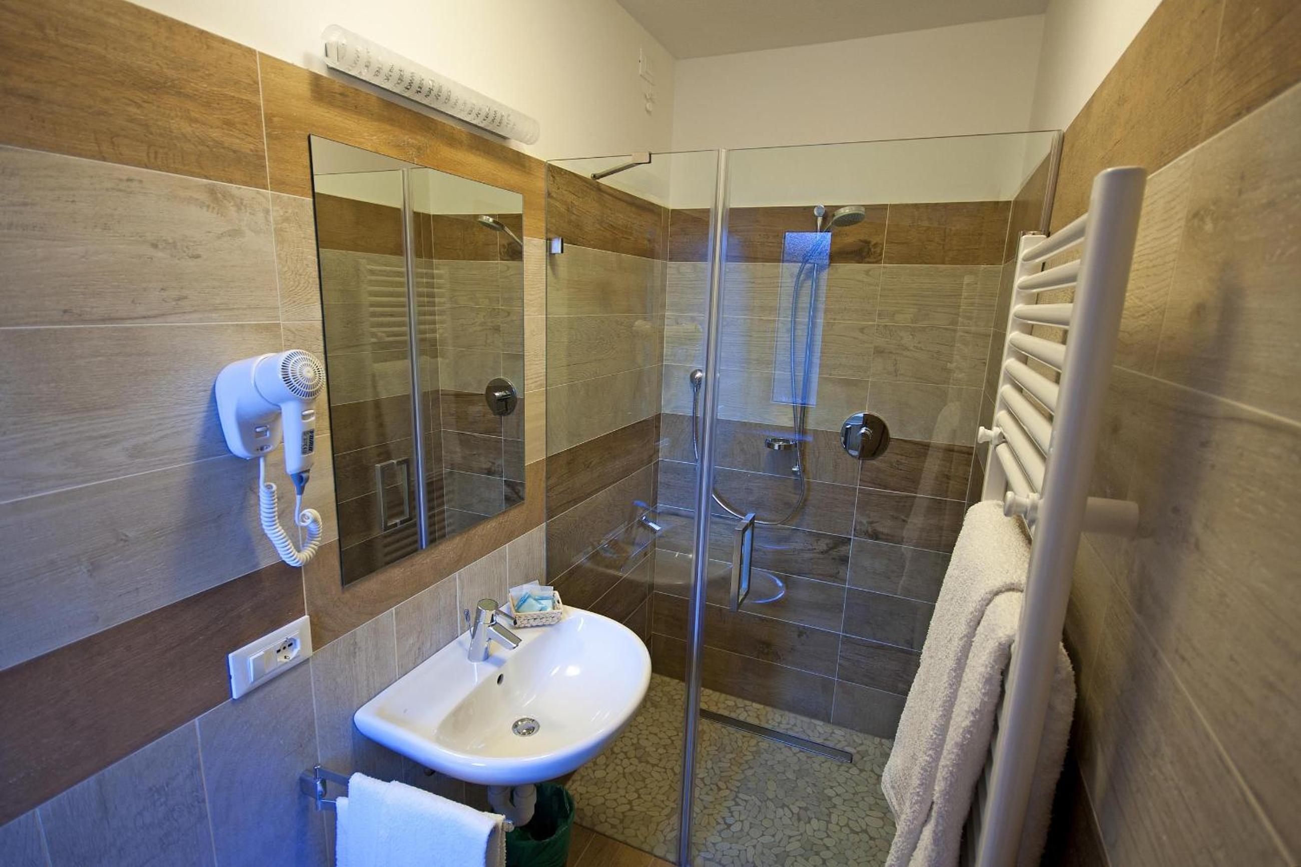 Double or Twin Room - Photo 8