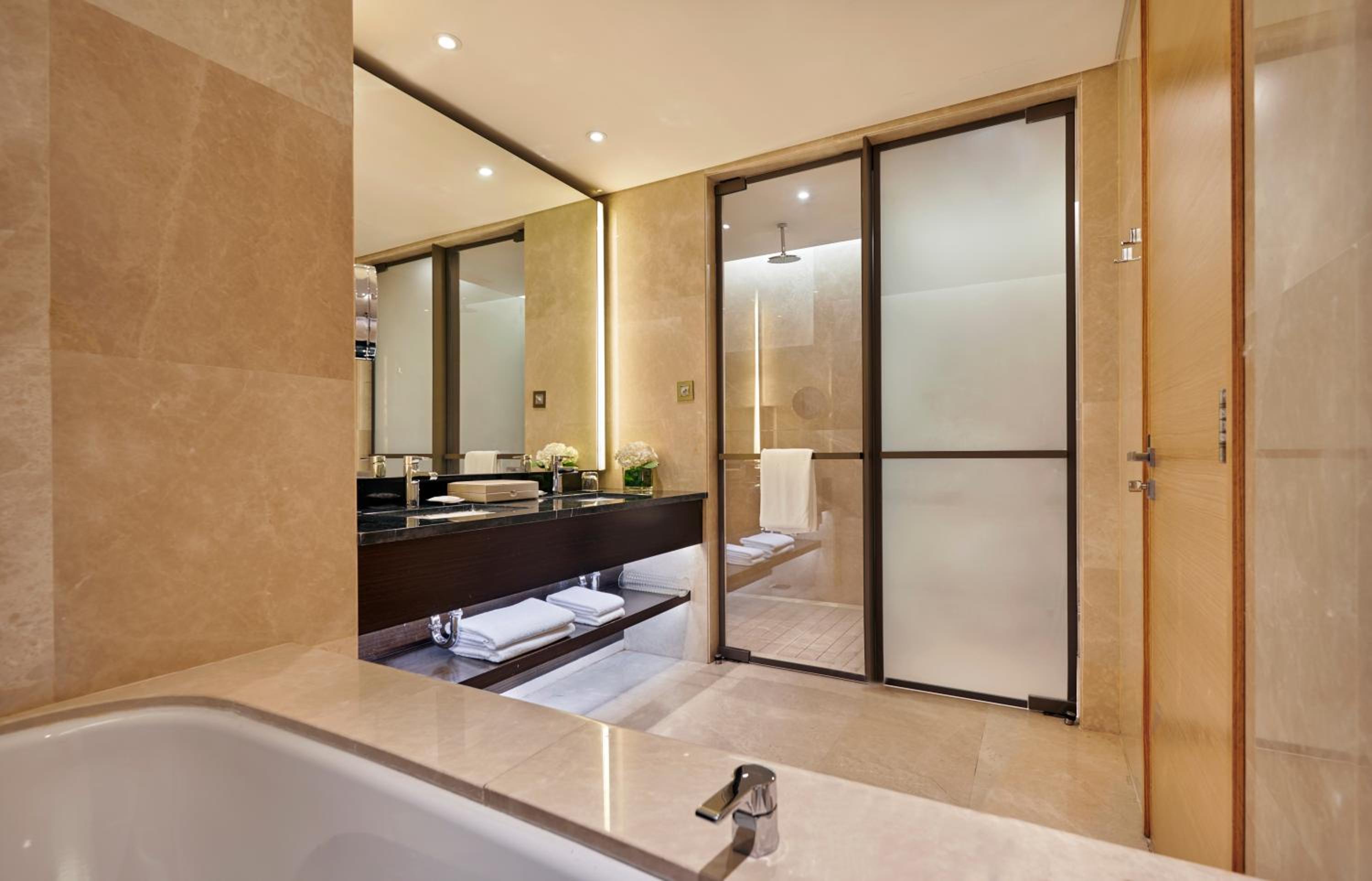 Premium King Room - Photo 3