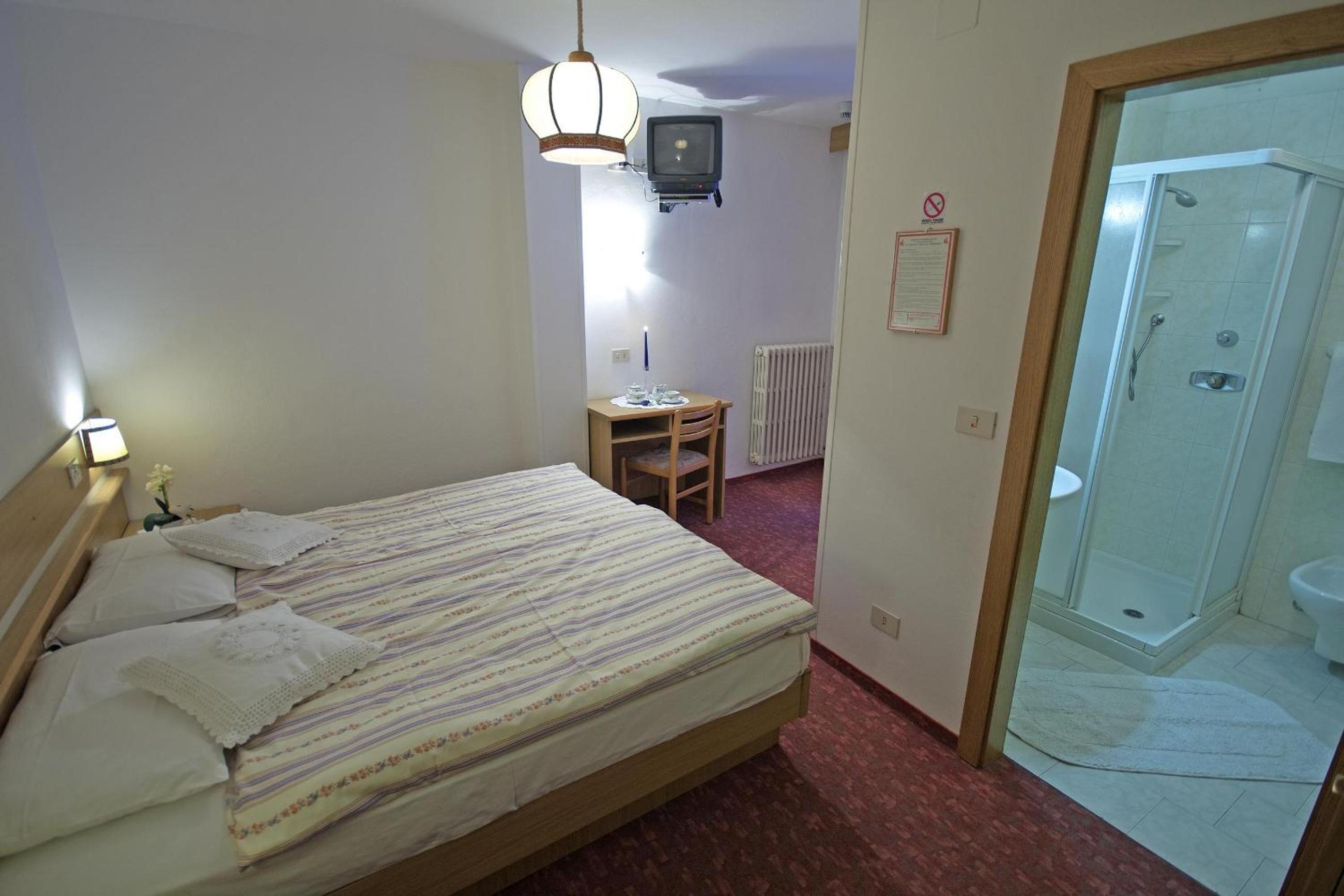 Double or Twin Room - Photo 5