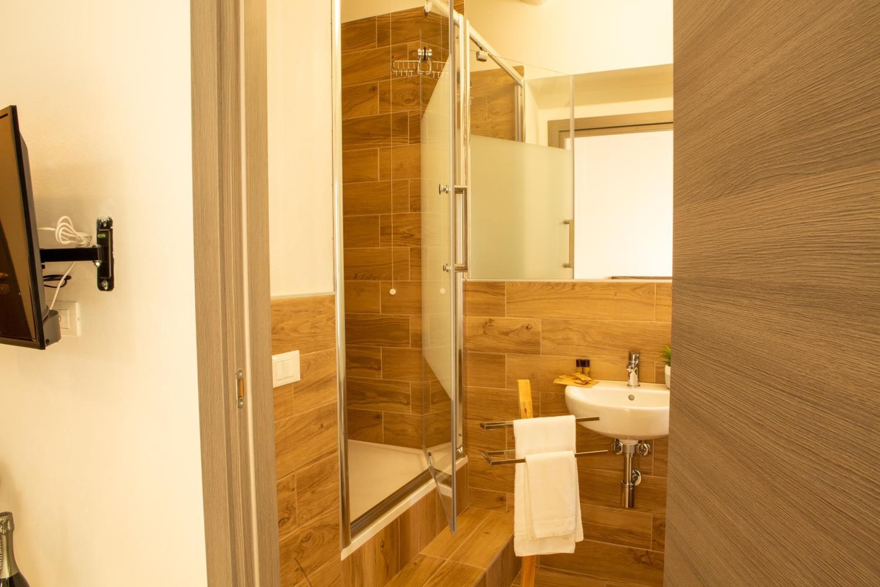 Double Room - Photo 5