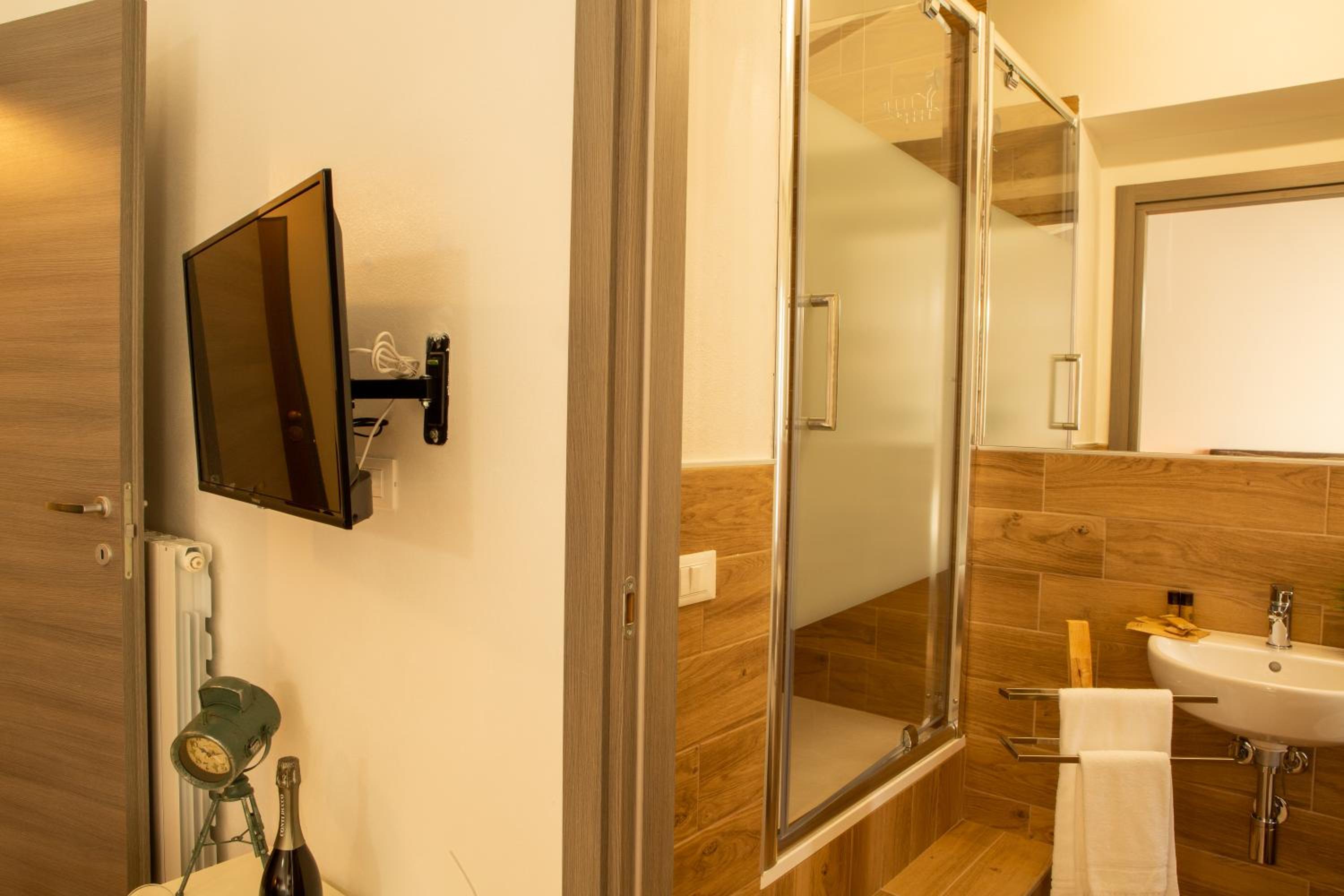 Double Room - Photo 9