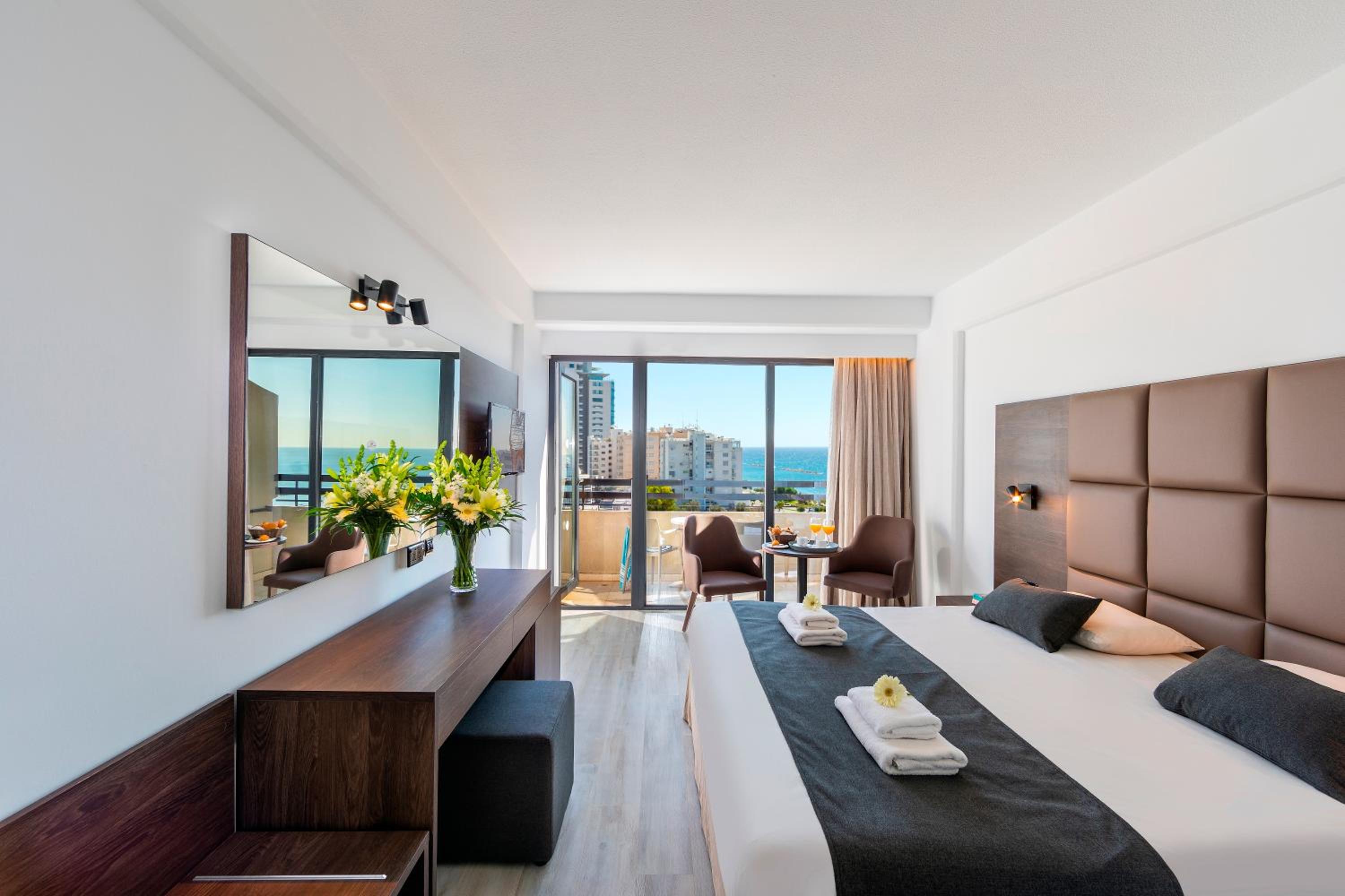 Deluxe Double/Twin Room with Limited Sea View photo 3