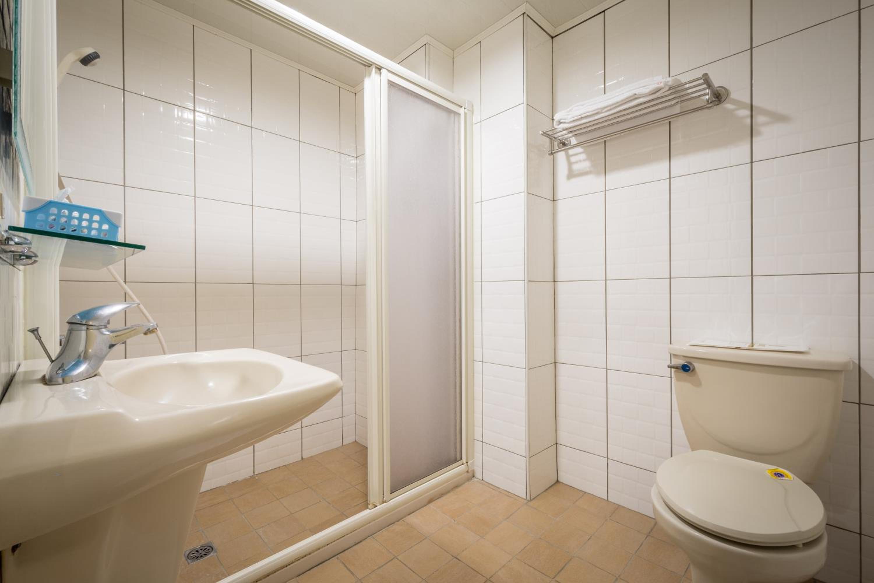 Standard Twin Room - Photo 2