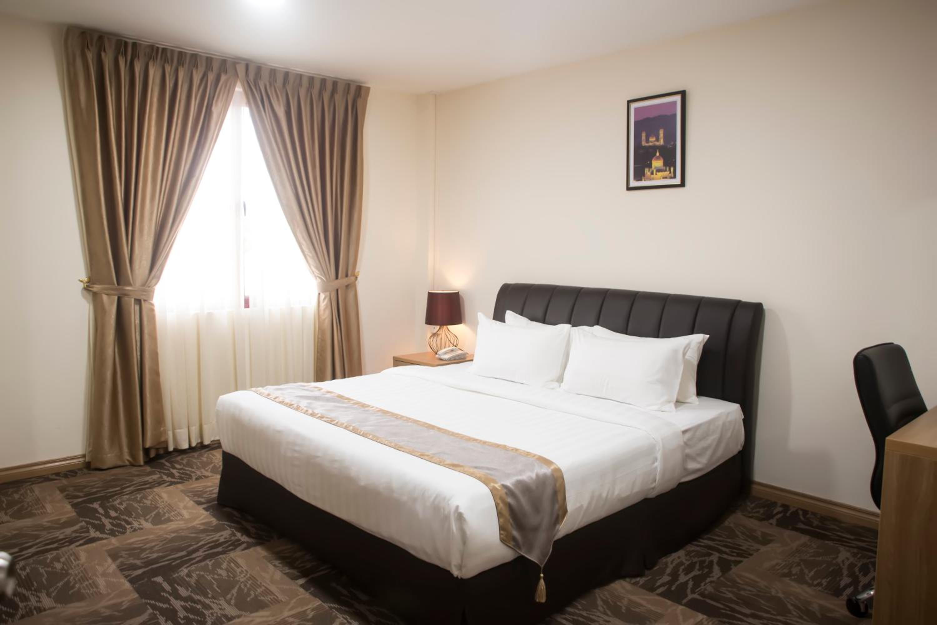 One-Bedroom King Suite photo 2