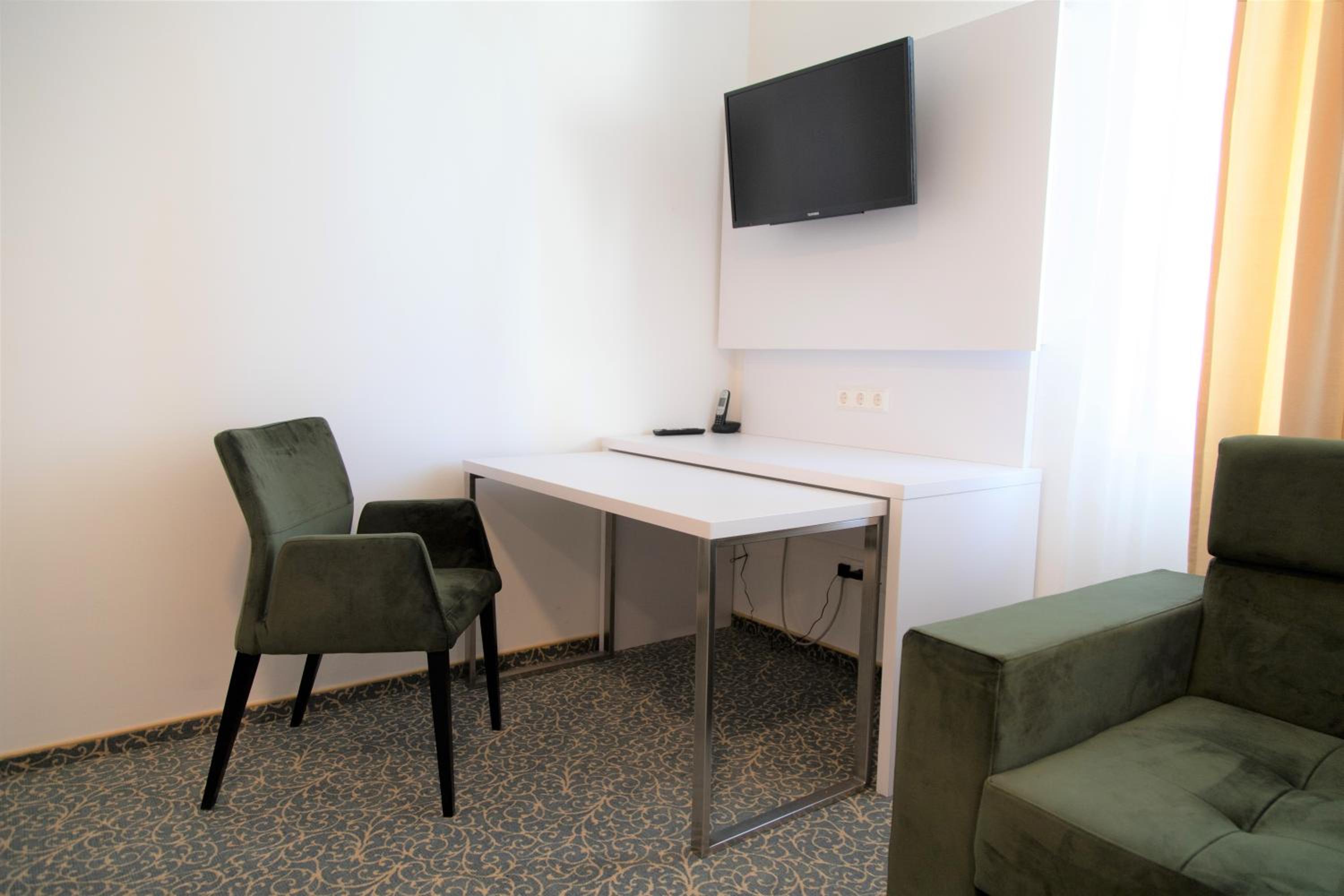 Standard Double Room - Photo 10