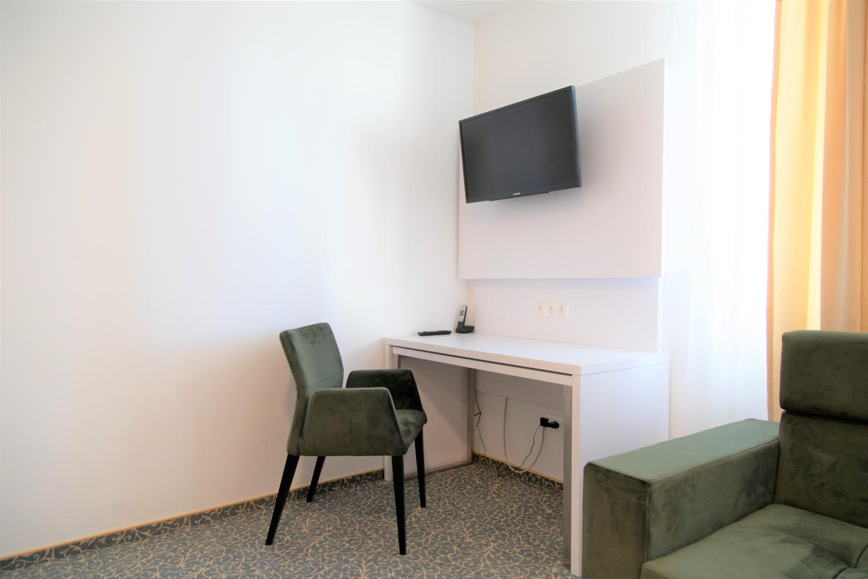Family Room - Photo 4