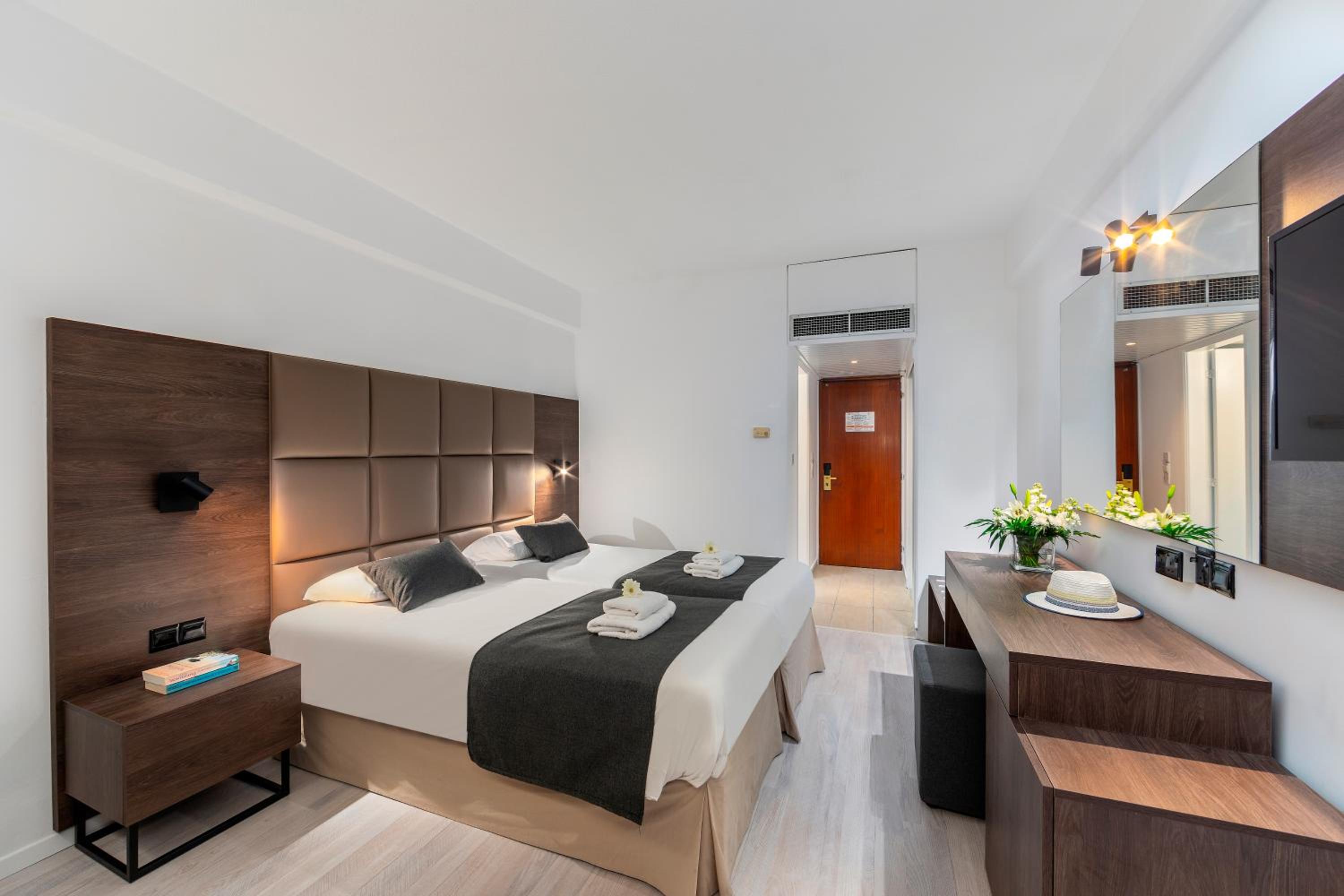 Deluxe Double/Twin Room with Limited Sea View photo 2