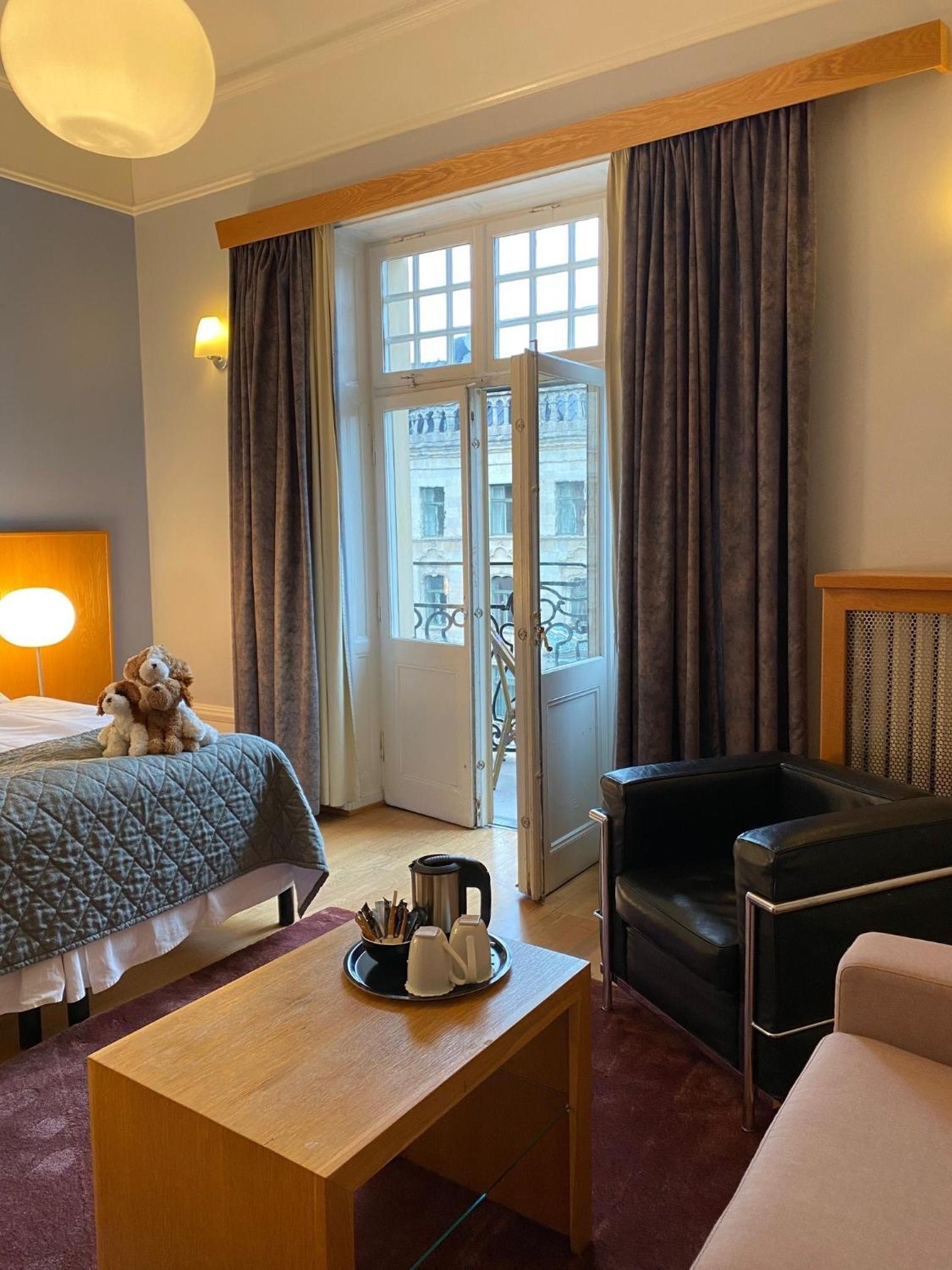 Deluxe King Room with Balcony - Non-Smoking