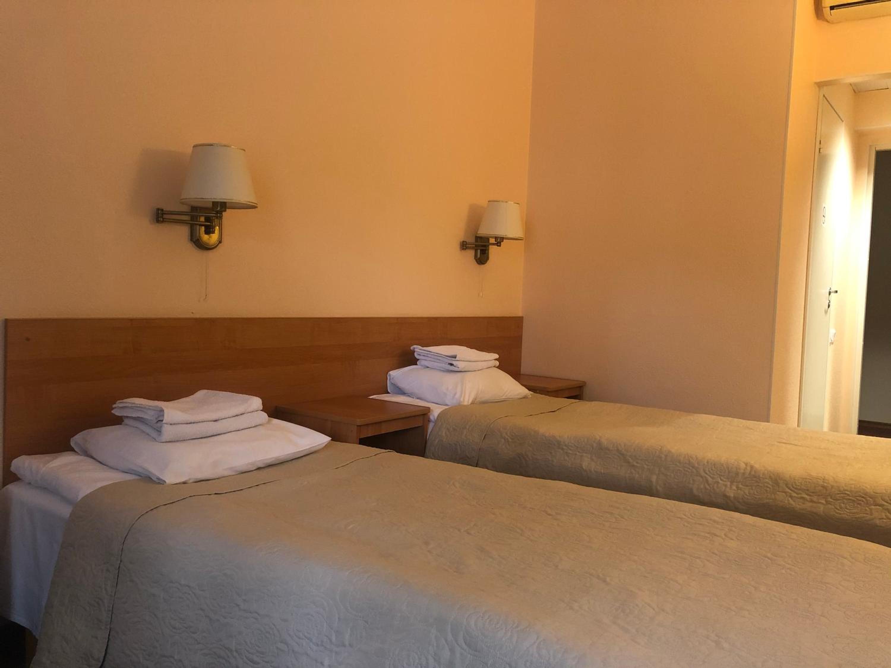 Twin Room - Photo 12