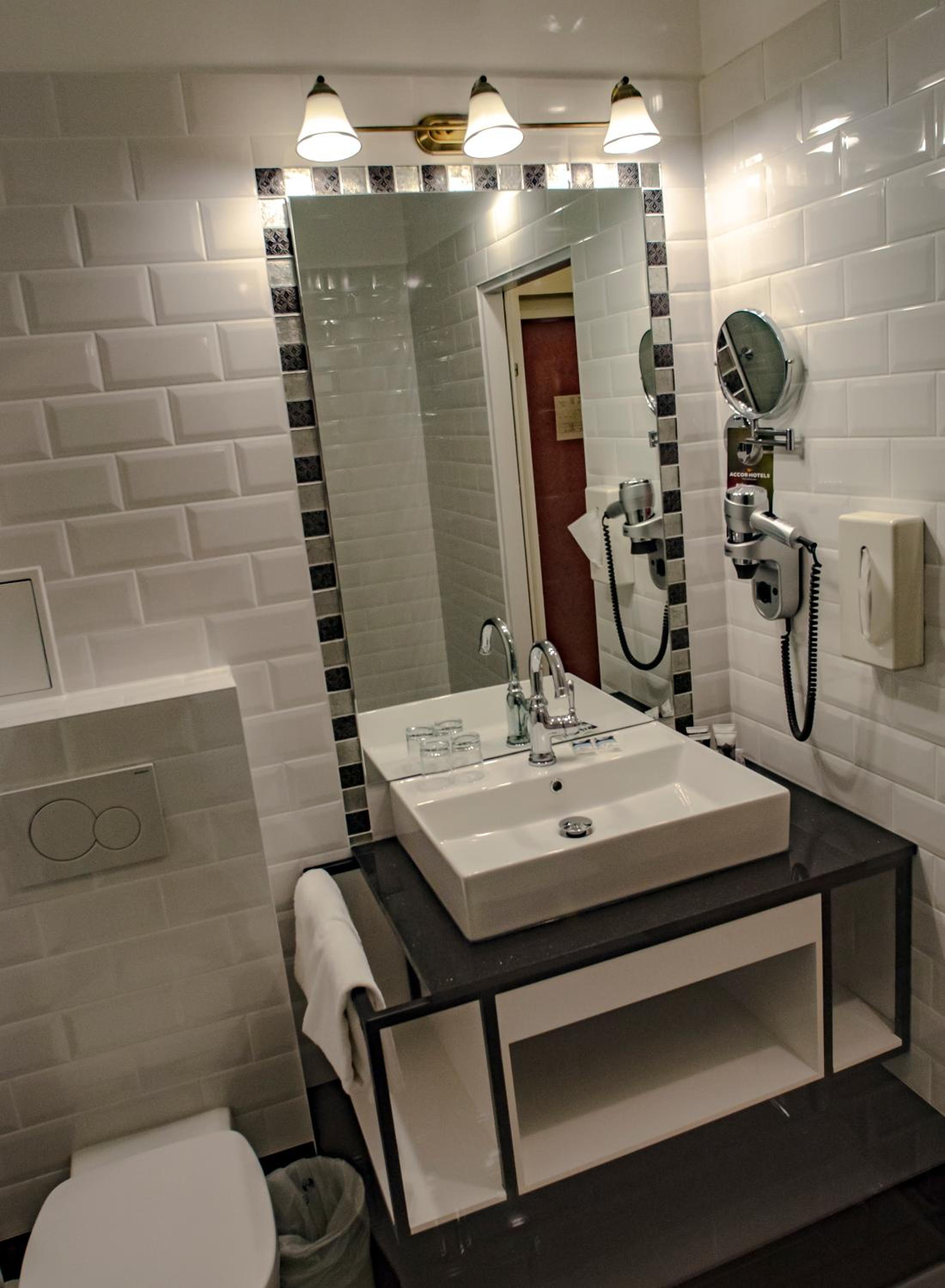 Deluxe Room - Double or Twin thumbnail 5