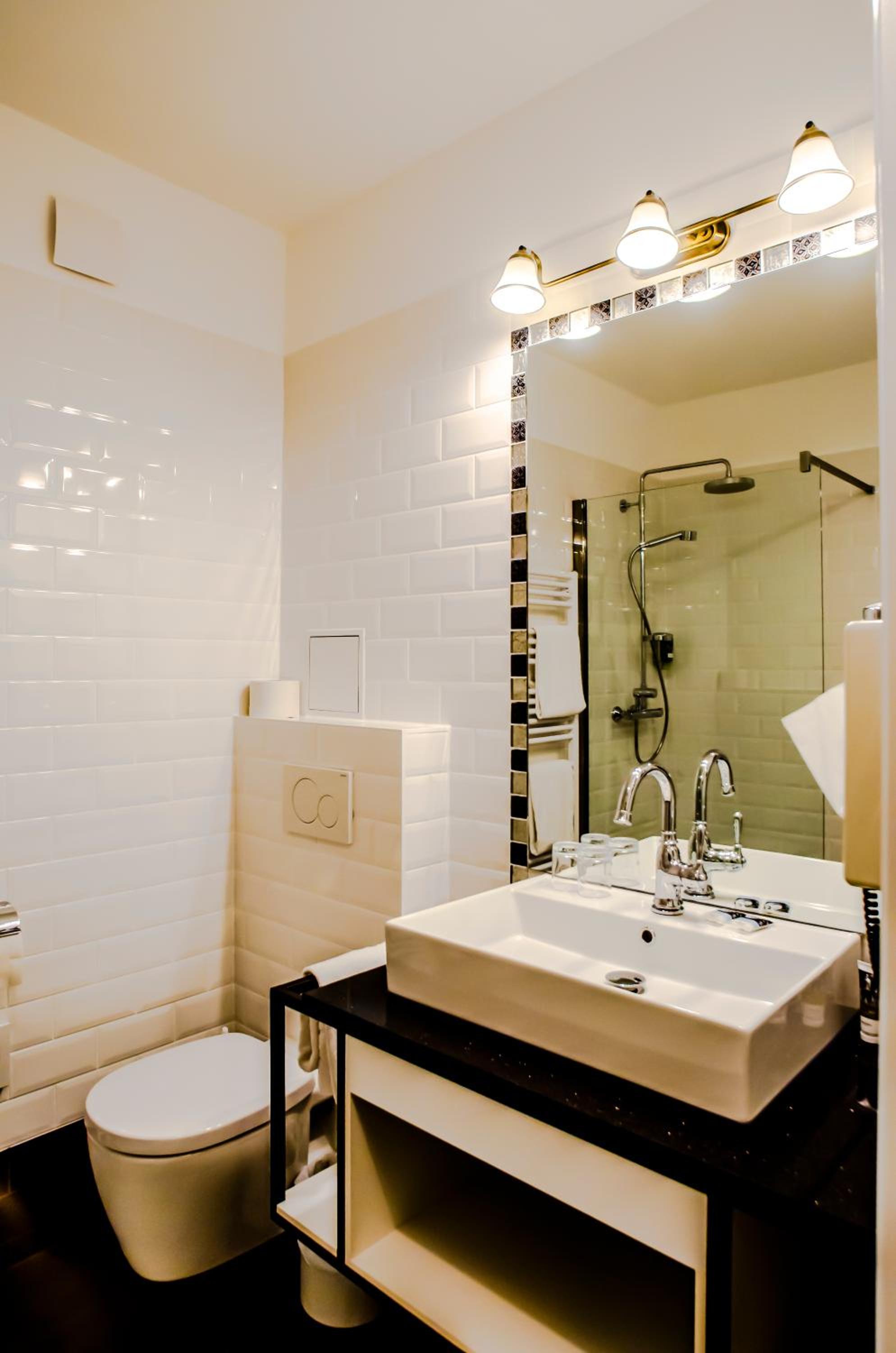 Deluxe Room - Double or Twin thumbnail 6