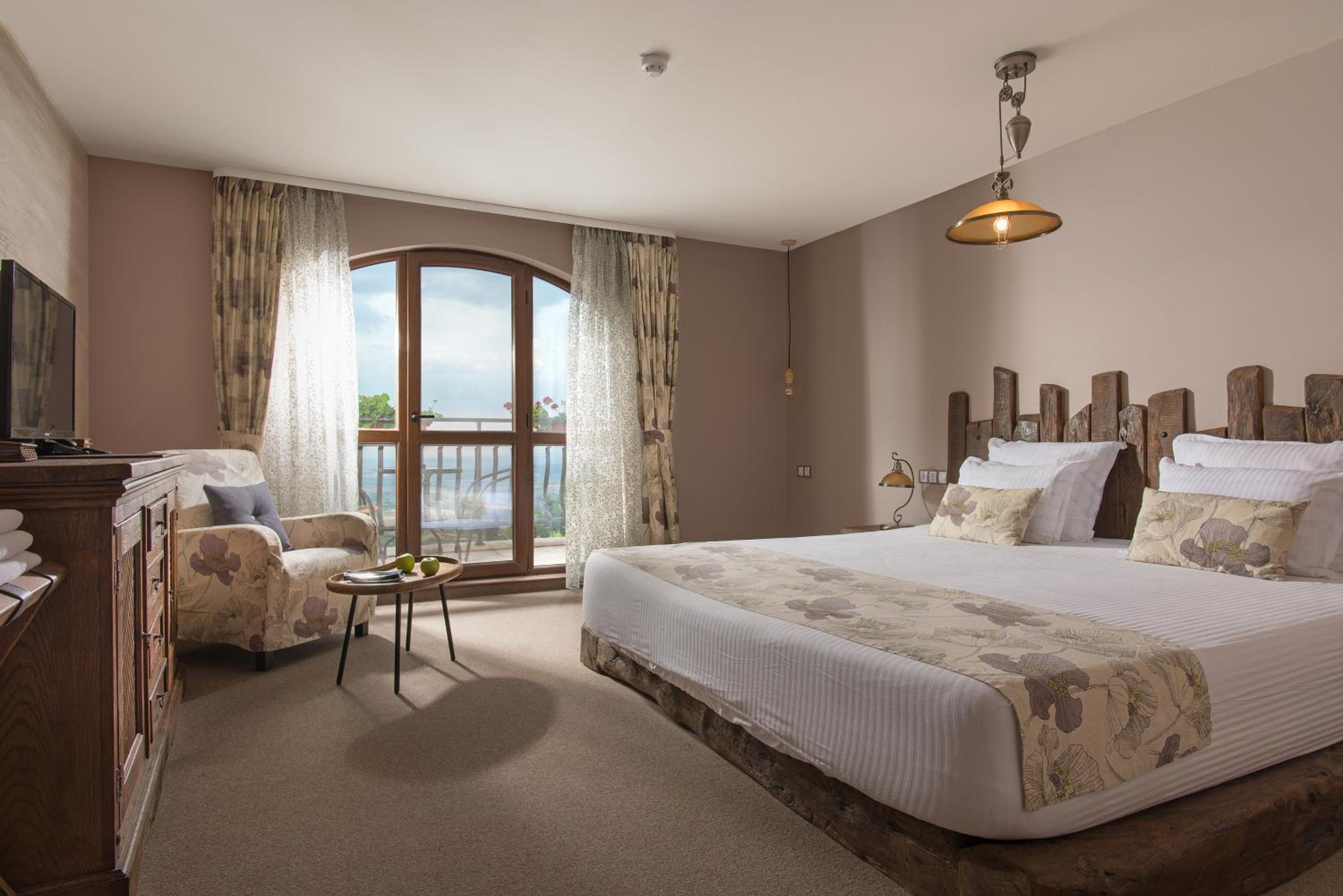 King Room with Balcony - Photo 4