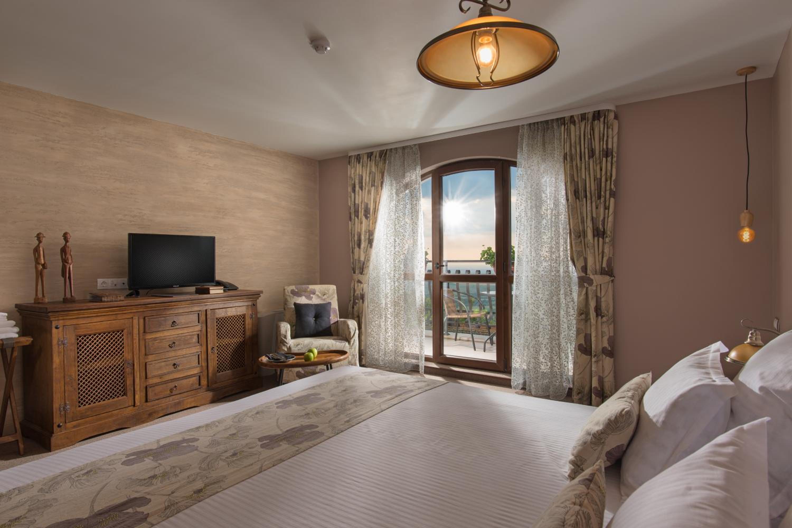 King Room with Balcony - Photo 3