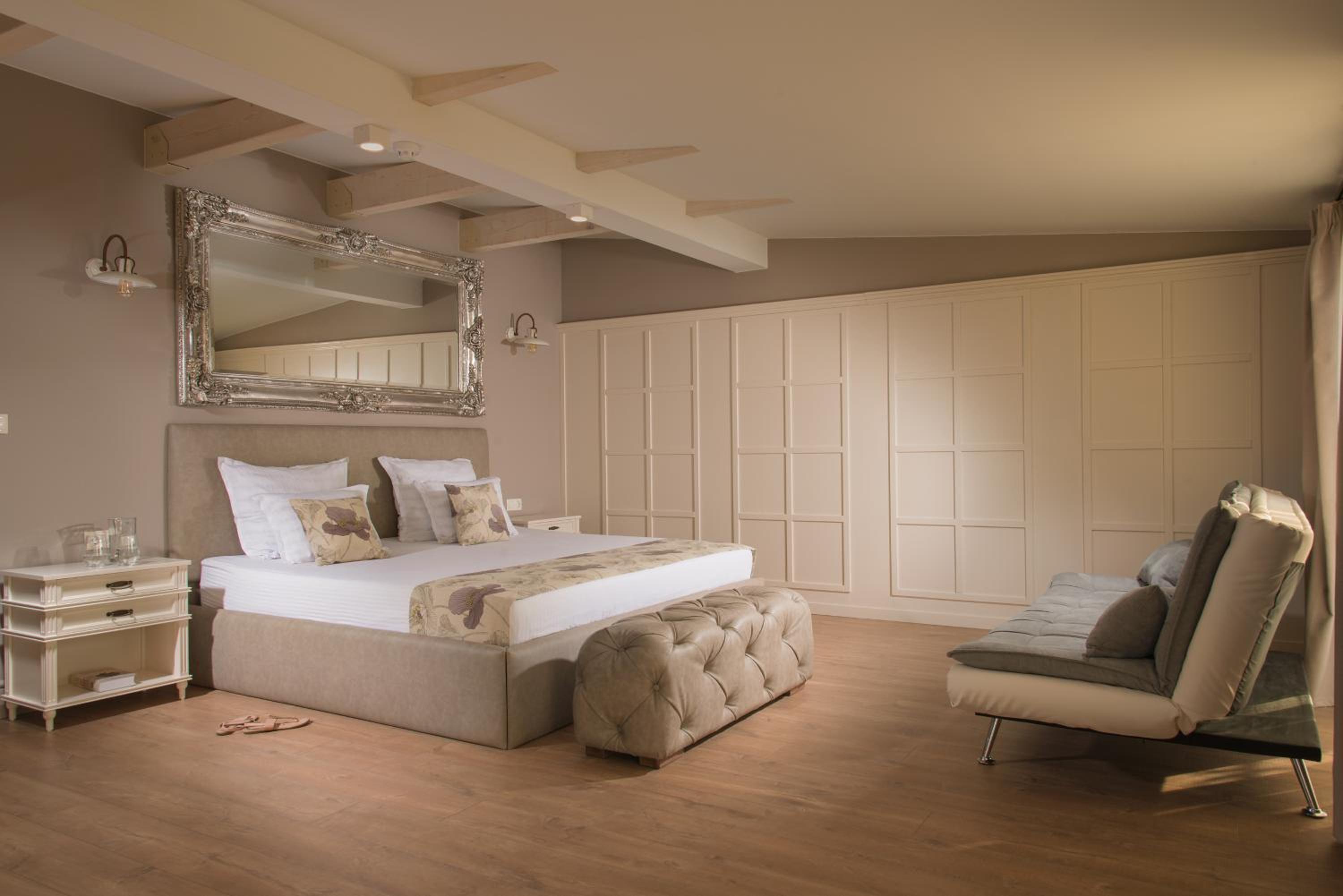 One-Bedroom Apartment - Photo 2