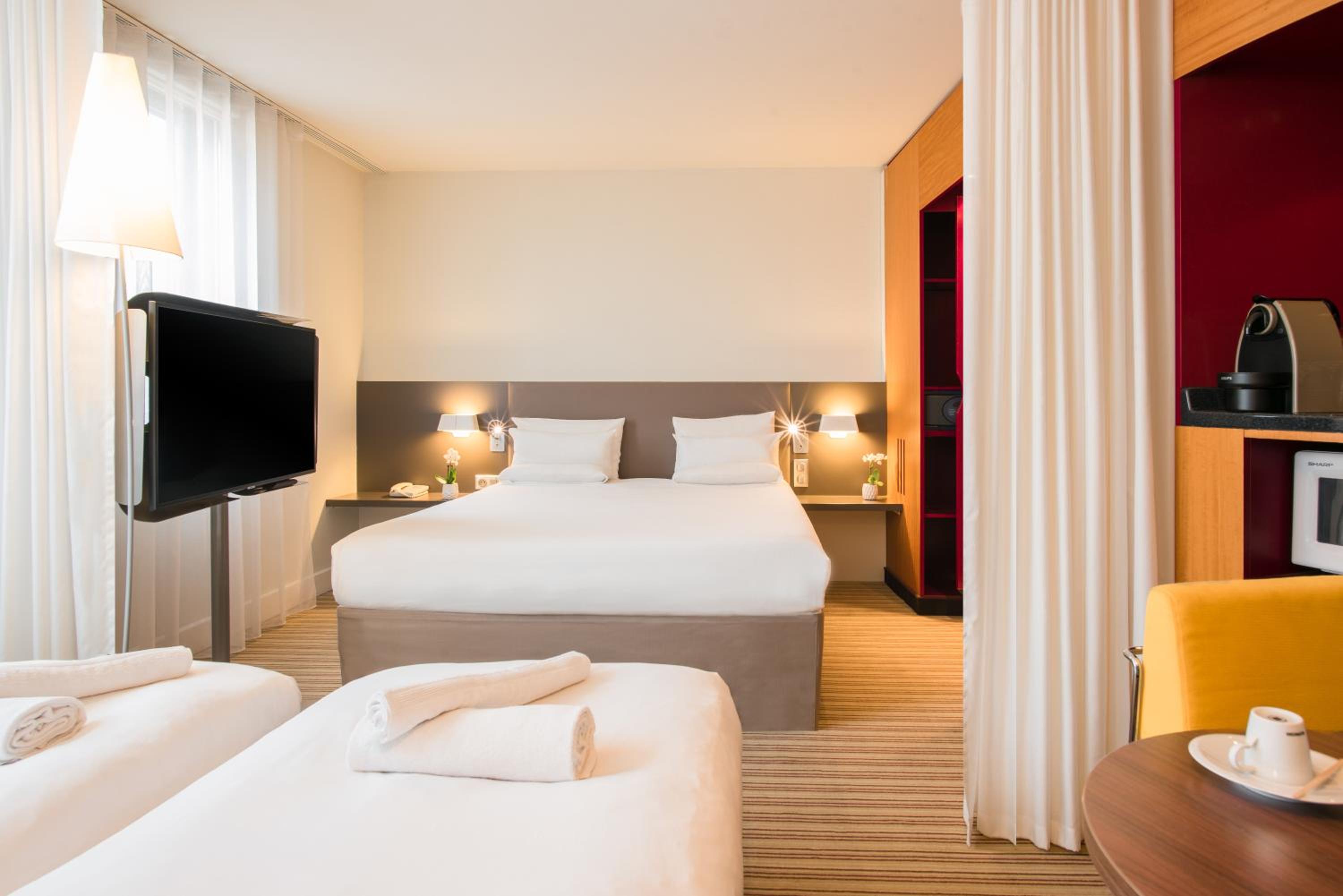 Superior Suite with queen bed and 2 single bed Â  - Photo 1