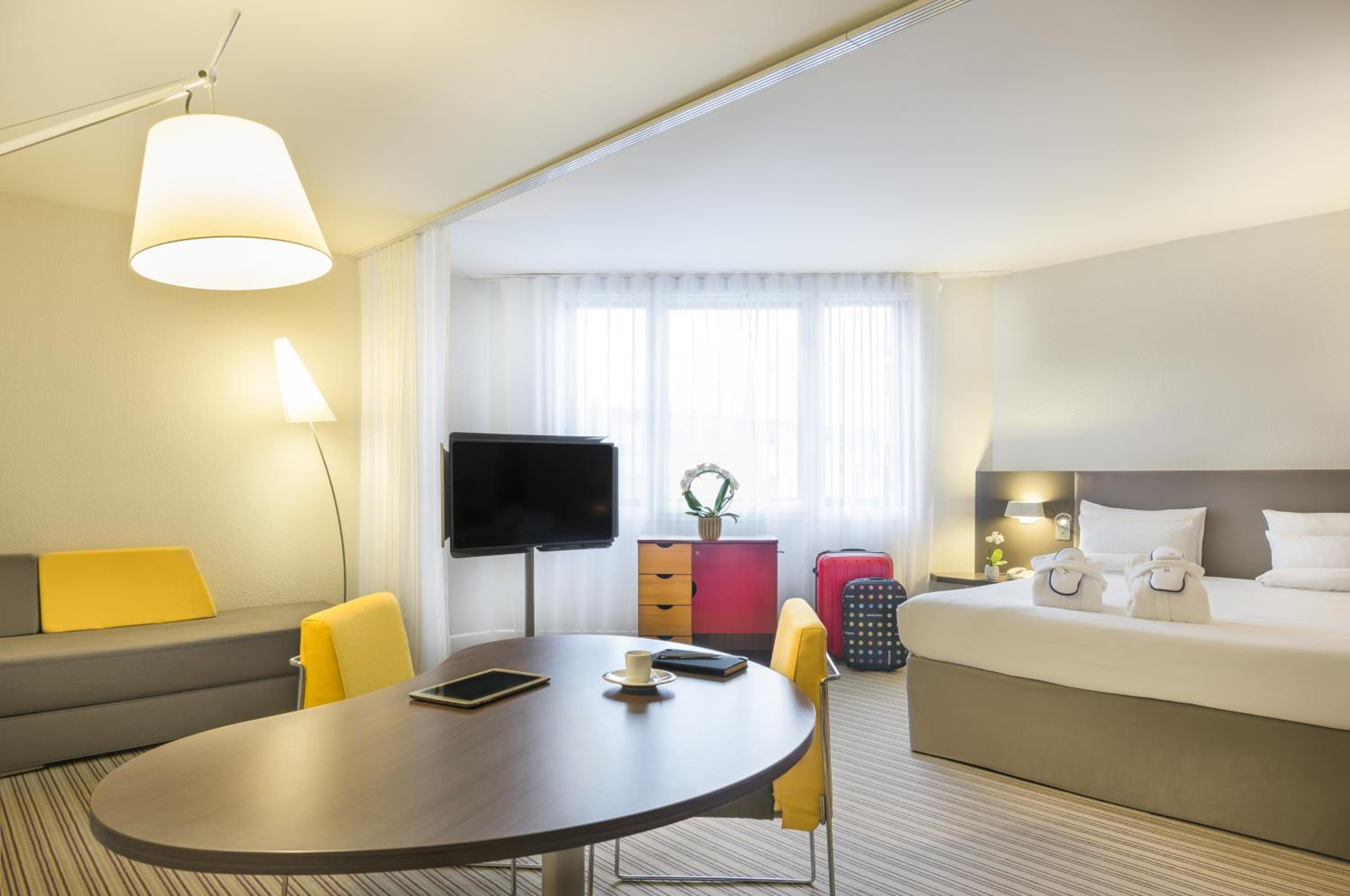 Executive Suite with One Queen Bed - Photo 2
