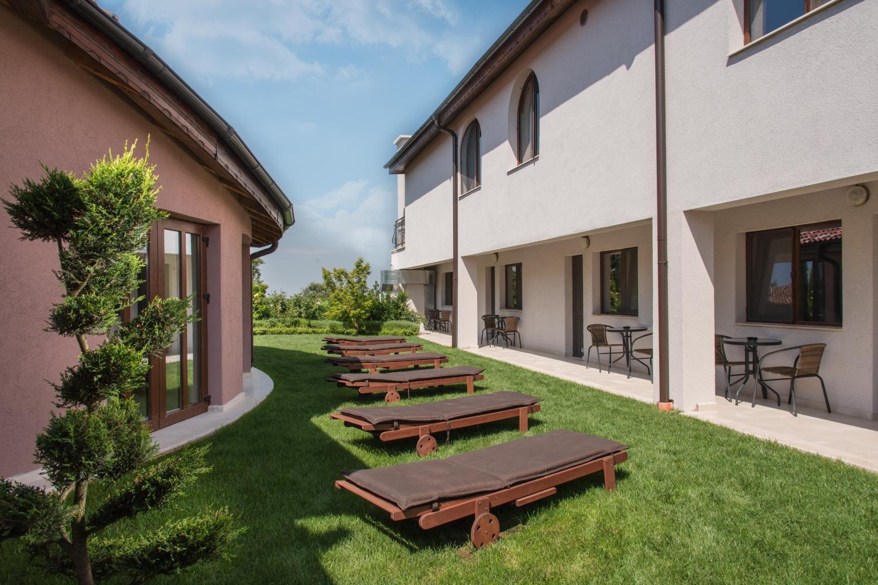 Double Room with Garden View - Photo 3