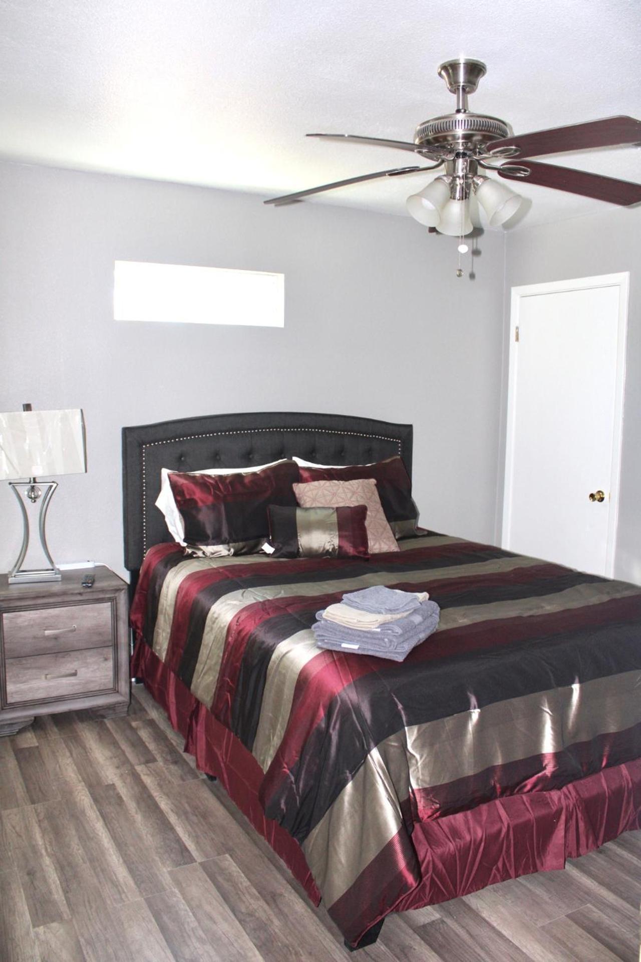 Five-Bedroom House - Photo 8
