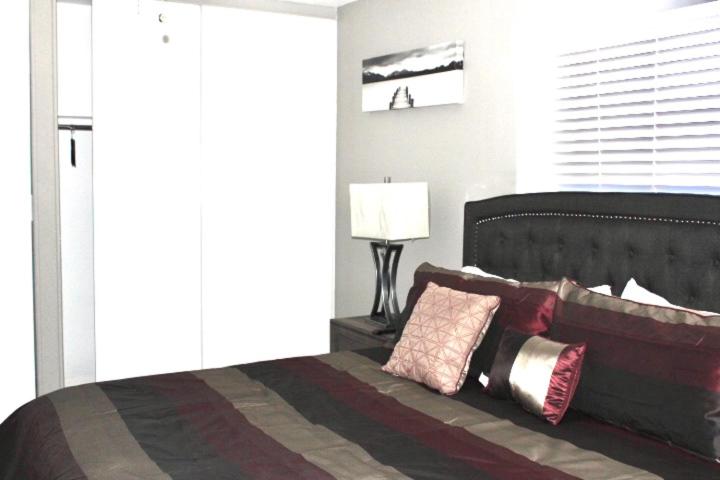 Five-Bedroom House - Photo 34