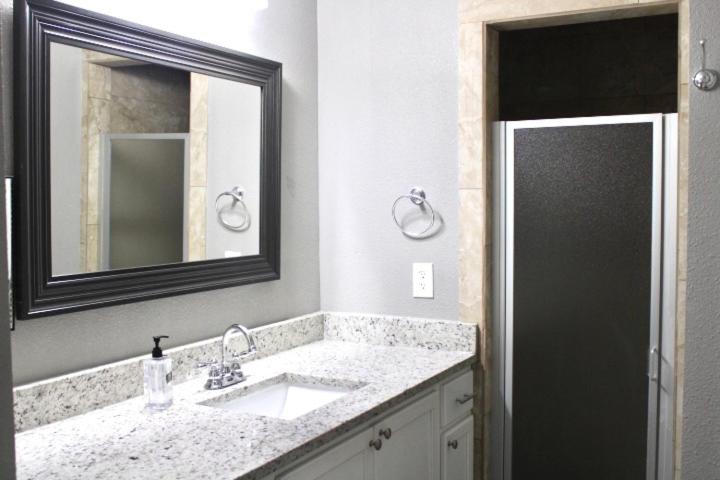 Five-Bedroom House - Photo 26