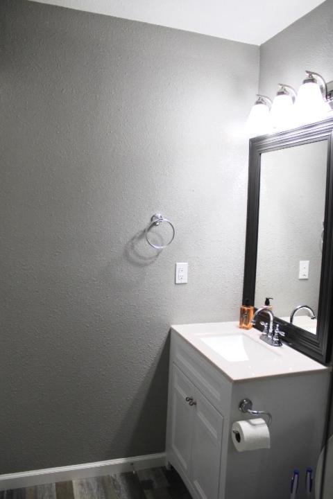 Five-Bedroom House - Photo 33