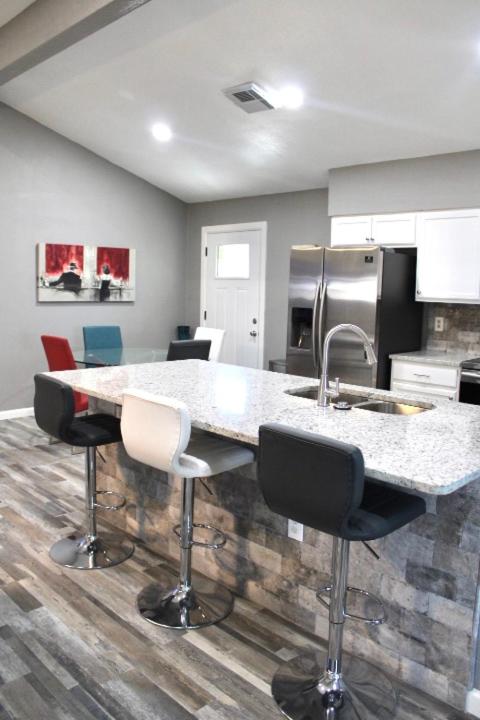 Five-Bedroom House - Photo 2