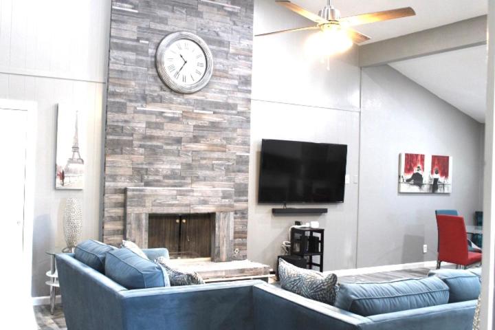 Five-Bedroom House - Photo 12