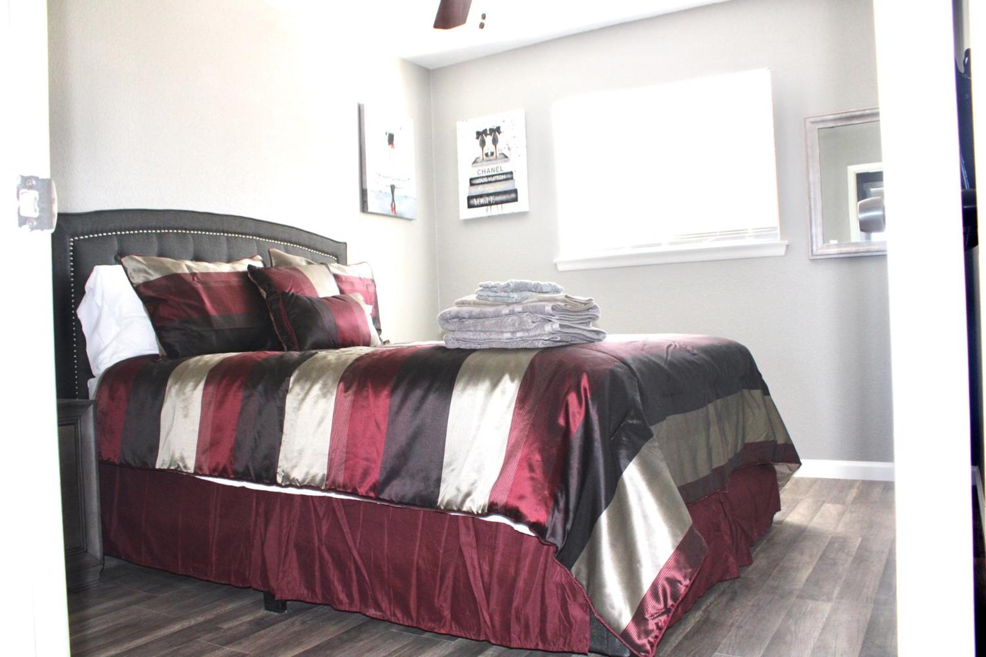 Five-Bedroom House - Photo 16